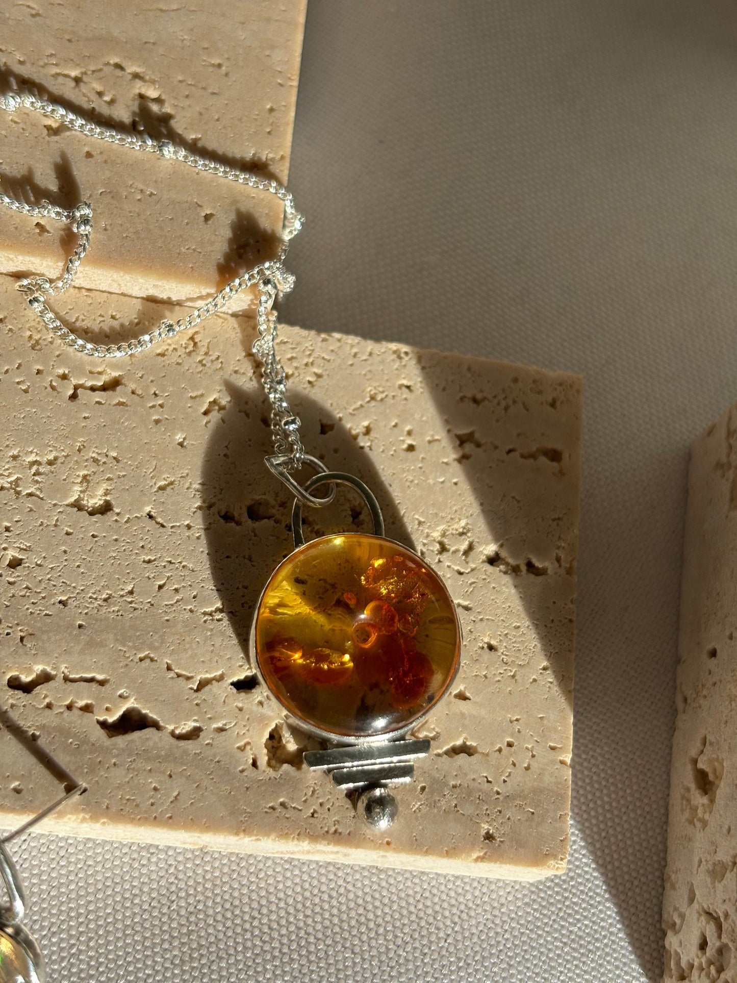 Gorgeous leaves floating ancient crafts donut-shaped statement natural amber 925 sterling silver pendent necklace