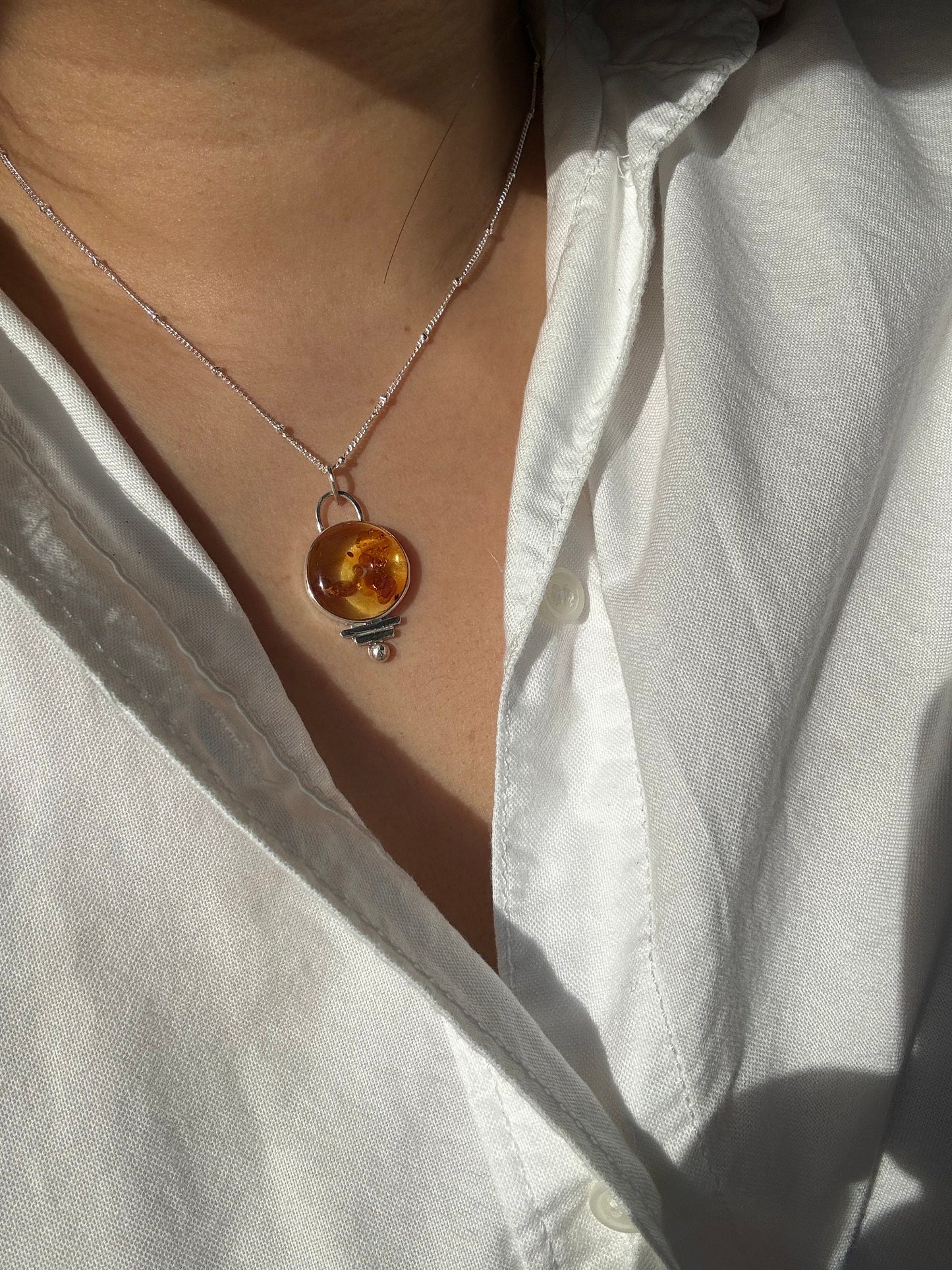 Gorgeous leaves floating ancient crafts donut-shaped statement natural amber 925 sterling silver pendent necklace