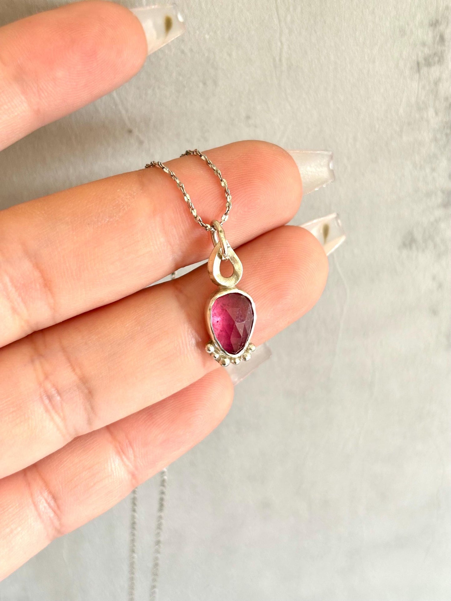 Natural Strawberry Vivid Magenta Thai Ruby Pear-shaped stone 925 sterling silver necklace