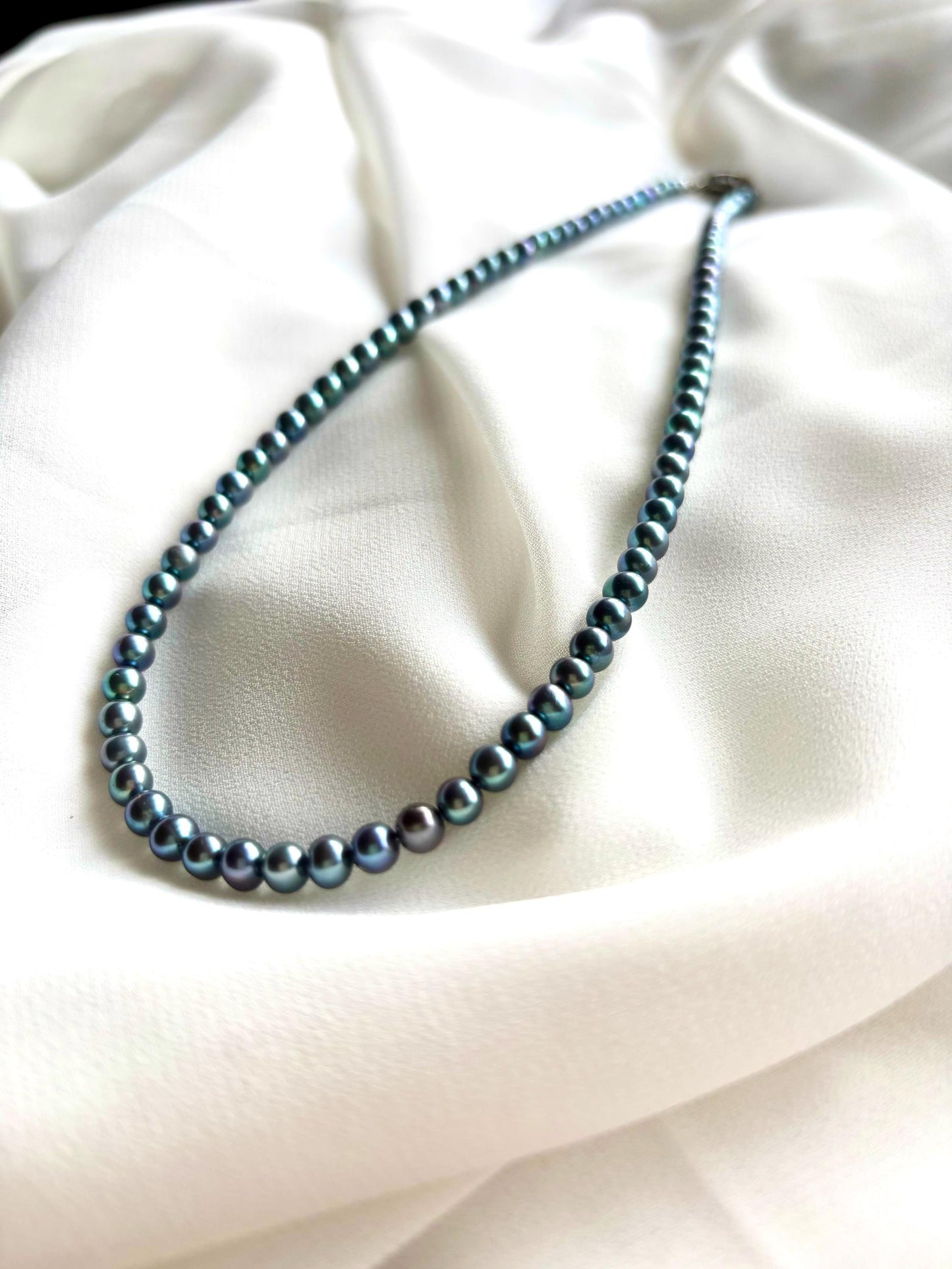 Blue Hydrangea: Confident Pearl Choker with Oceanic Iridescence 925 Sterling Silver (AA+ Luster)