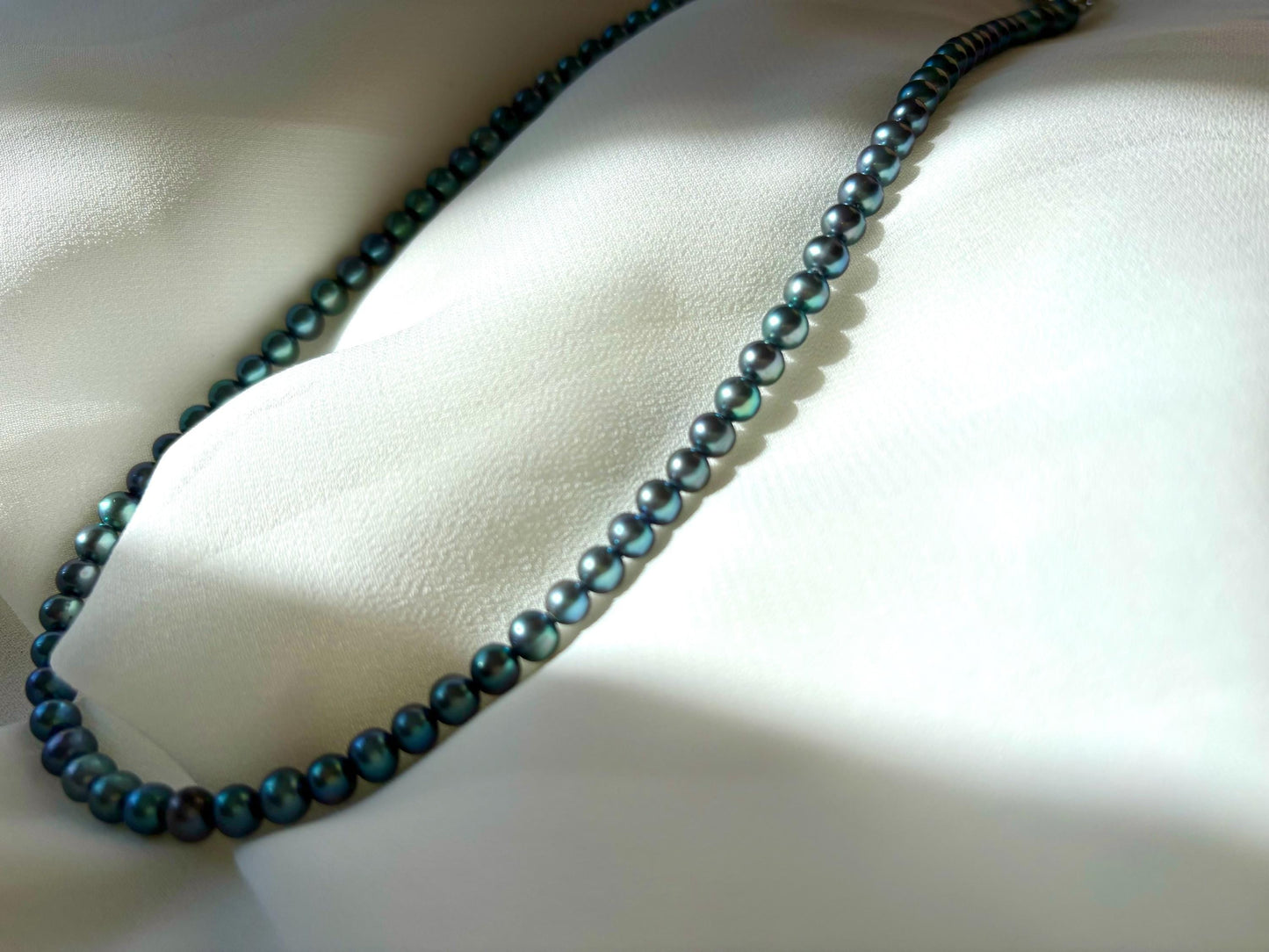 Blue Hydrangea: Confident Pearl Choker with Oceanic Iridescence 925 Sterling Silver (AA+ Luster)