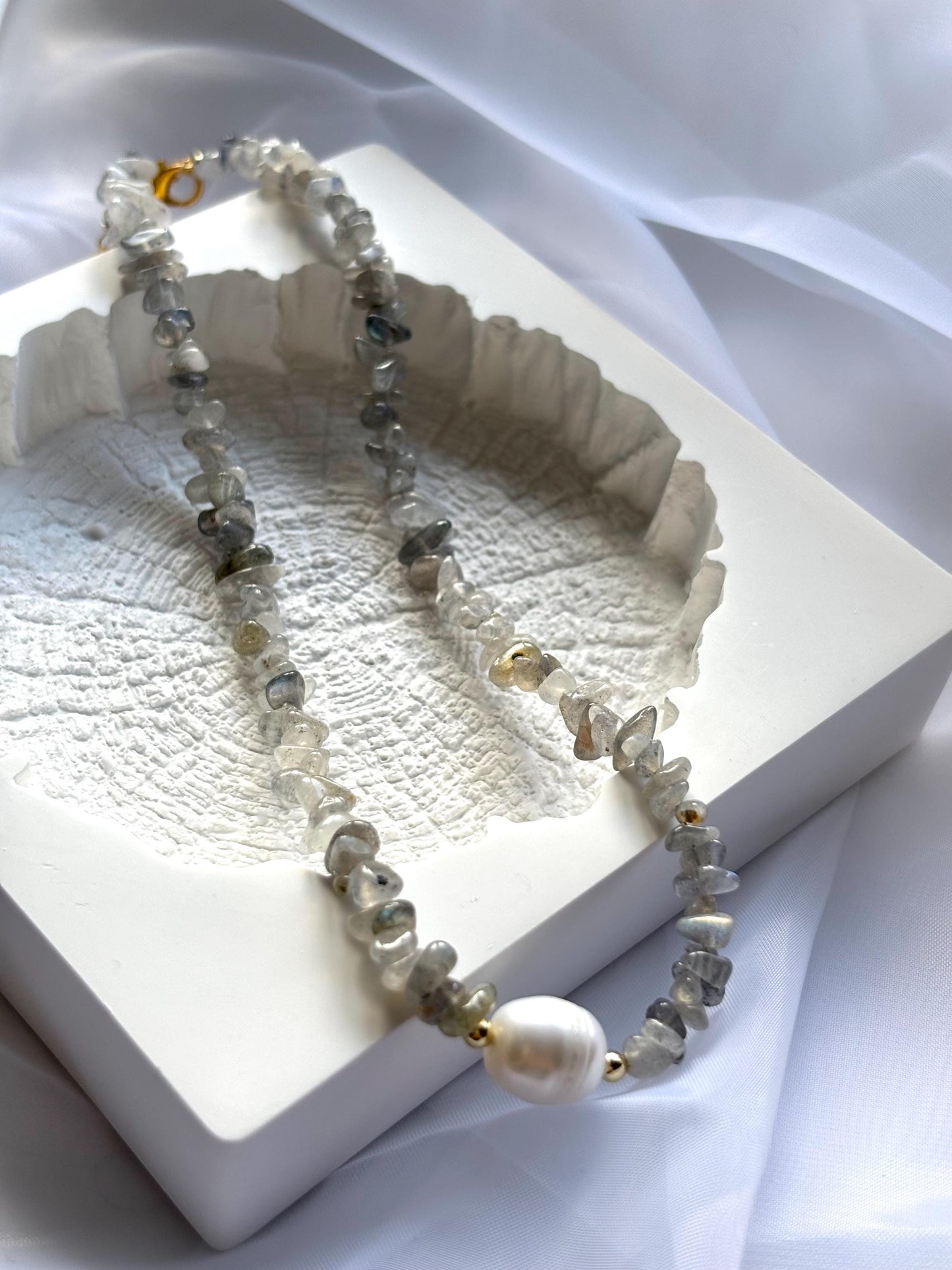 Irregular Labradorite Choker Necklace with White Pearl Center – 35cm Natural Gemstone Jewelry