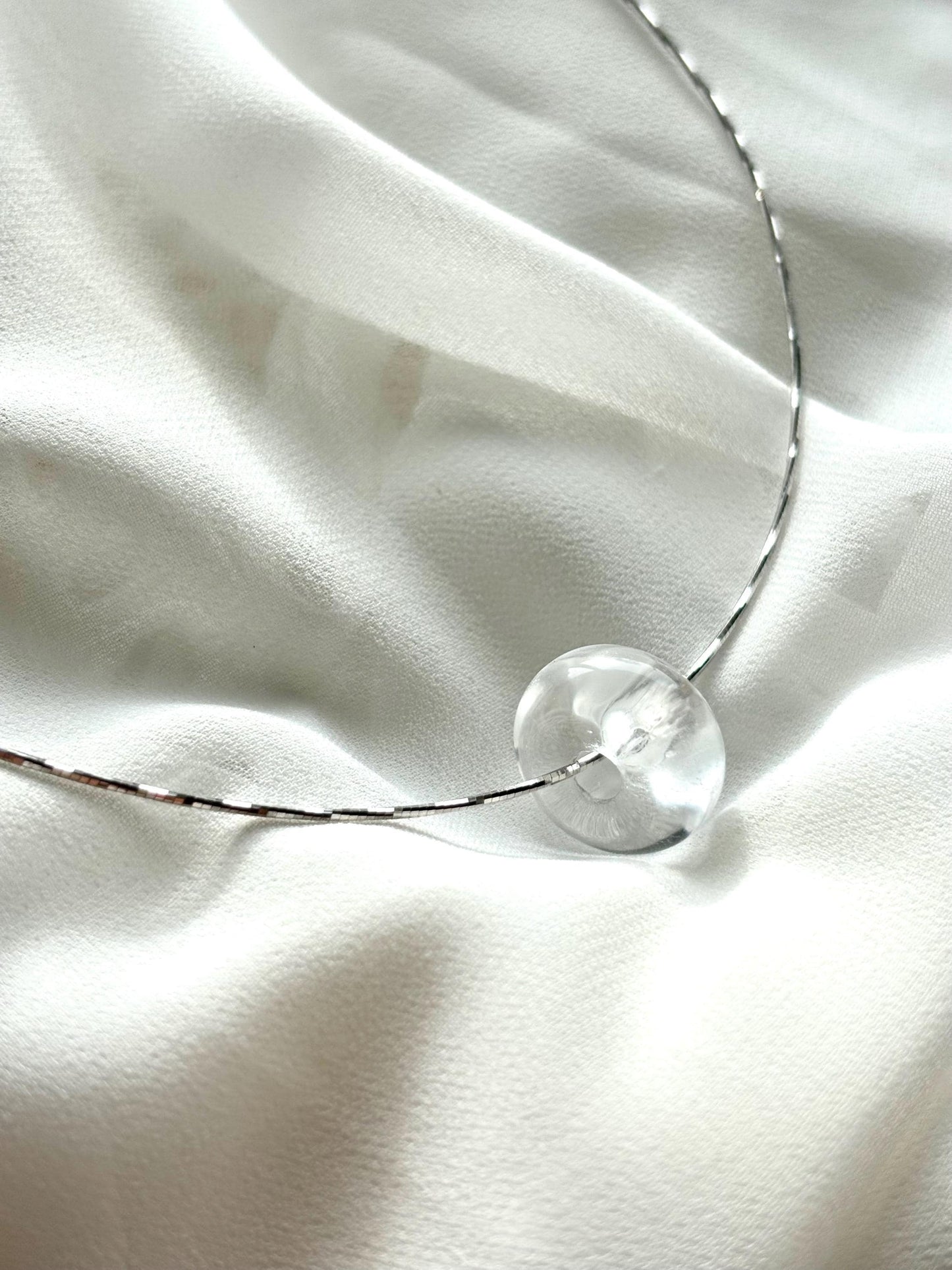 Minimalist Sterling Silver Elastic Collar with Clear Quartz Donut Pendant – 45cm Layering Necklace