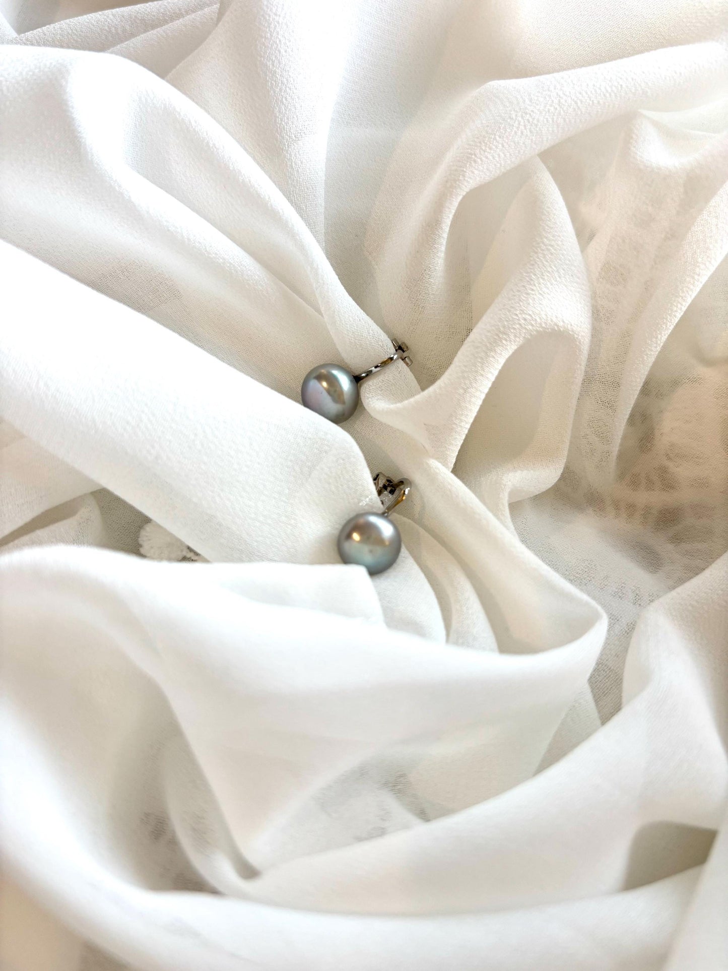 Silver Grey Freshwater Clip-On Earrings – No Piercing Needed