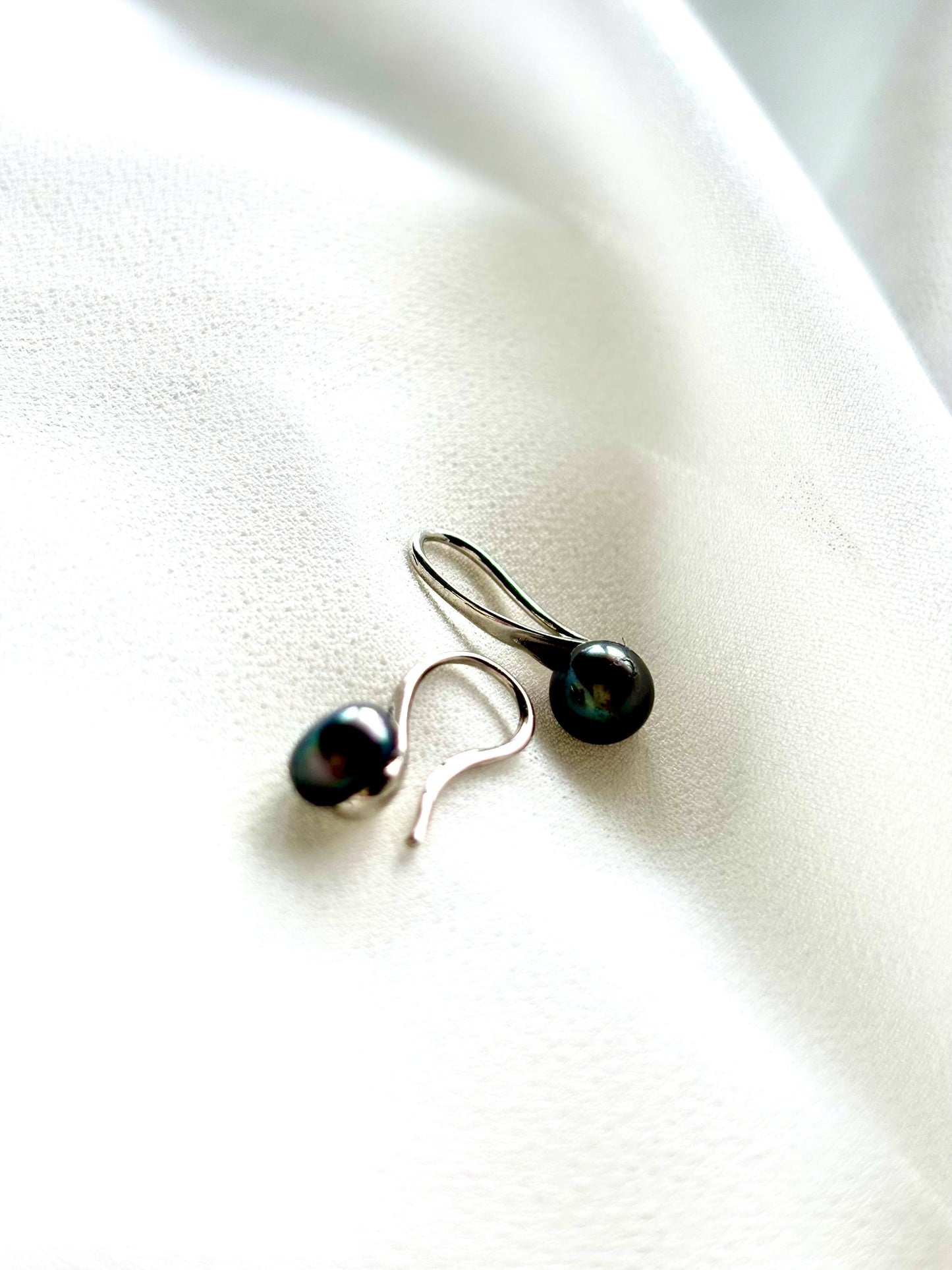 Tahiti Pearl Earrings – Dark Blue & Purple Brown Pearls with High Heel 925 Sterling Silver Ear Wires