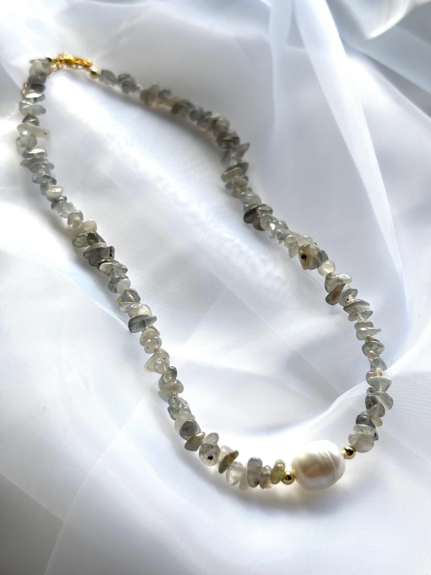 Irregular Labradorite Choker Necklace with White Pearl Center – 35cm Natural Gemstone Jewelry