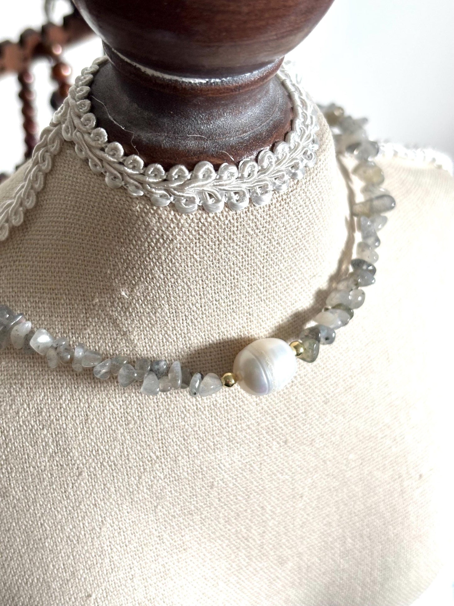 Irregular Labradorite Choker Necklace with White Pearl Center – 35cm Natural Gemstone Jewelry