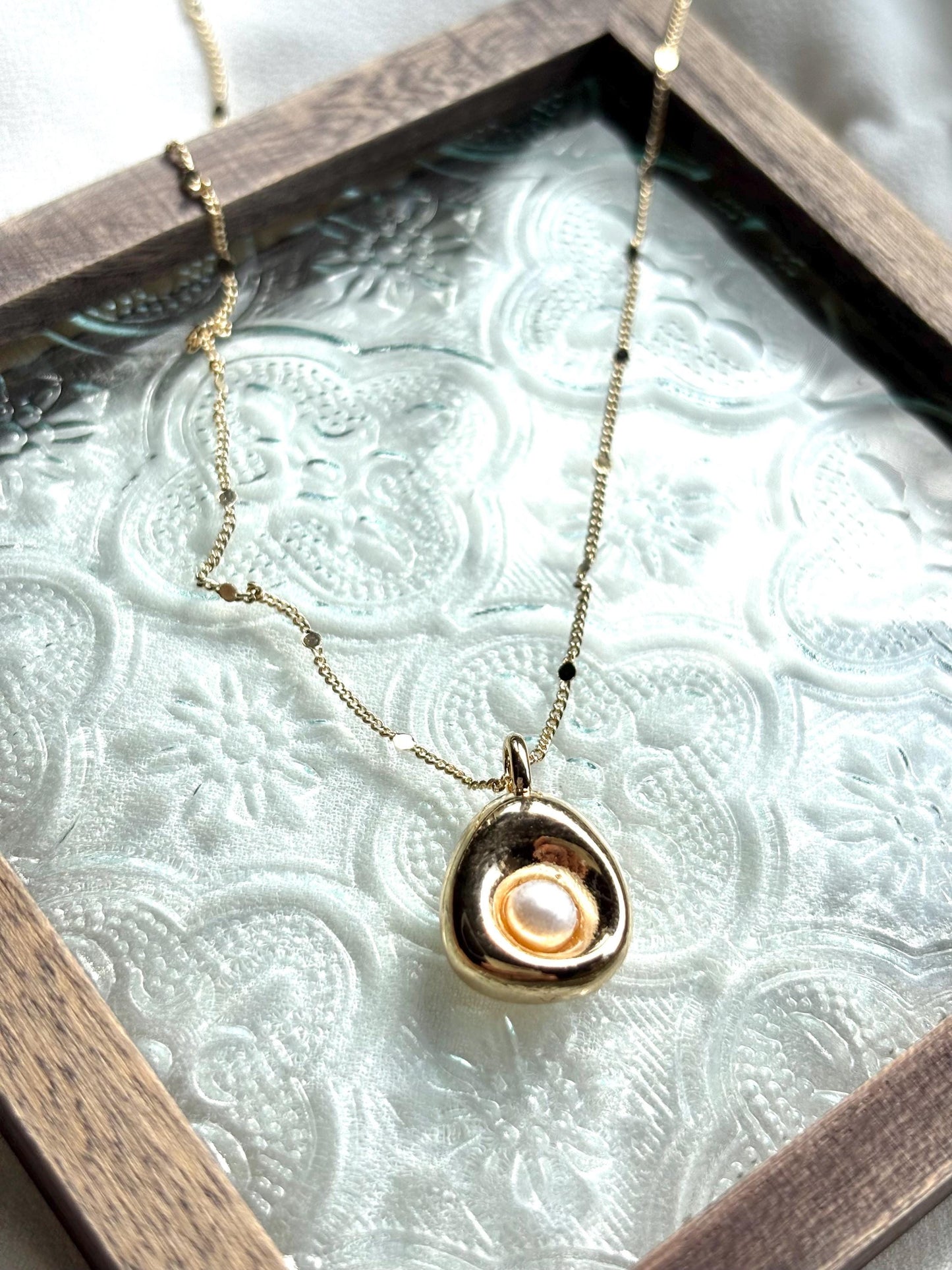 Elegant Gold-Plated Freshwater Pearl Necklace – Unique Pendant with Delicate Chain