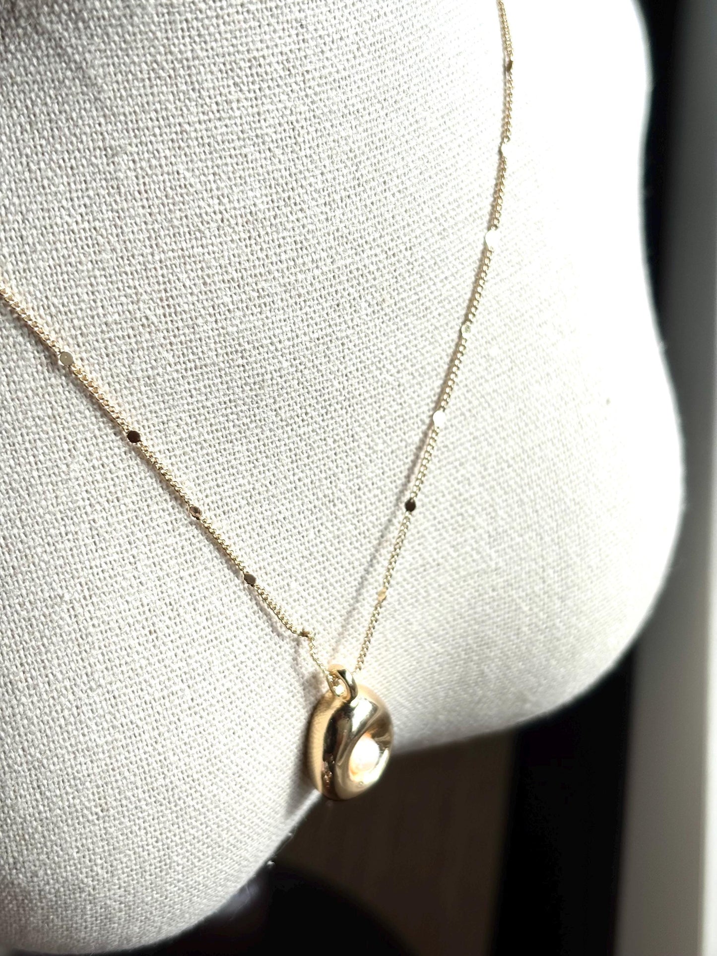 Elegant Gold-Plated Freshwater Pearl Necklace – Unique Pendant with Delicate Chain