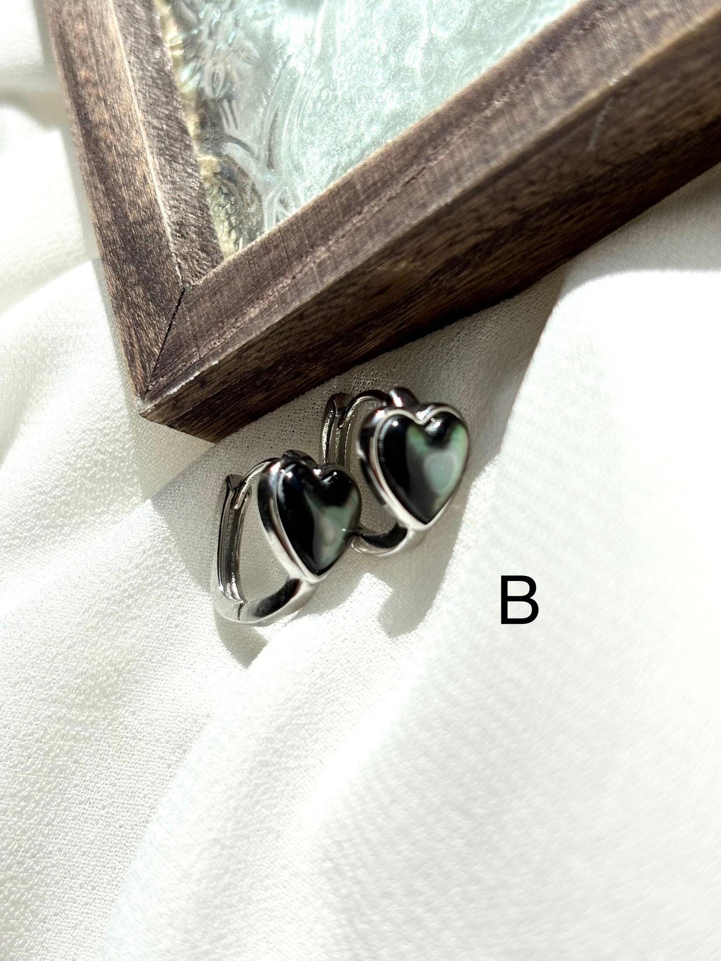 Elegant Heart-Shaped Black Mother of Pearl Huggie Earrings – White Shine & Full Black Designs