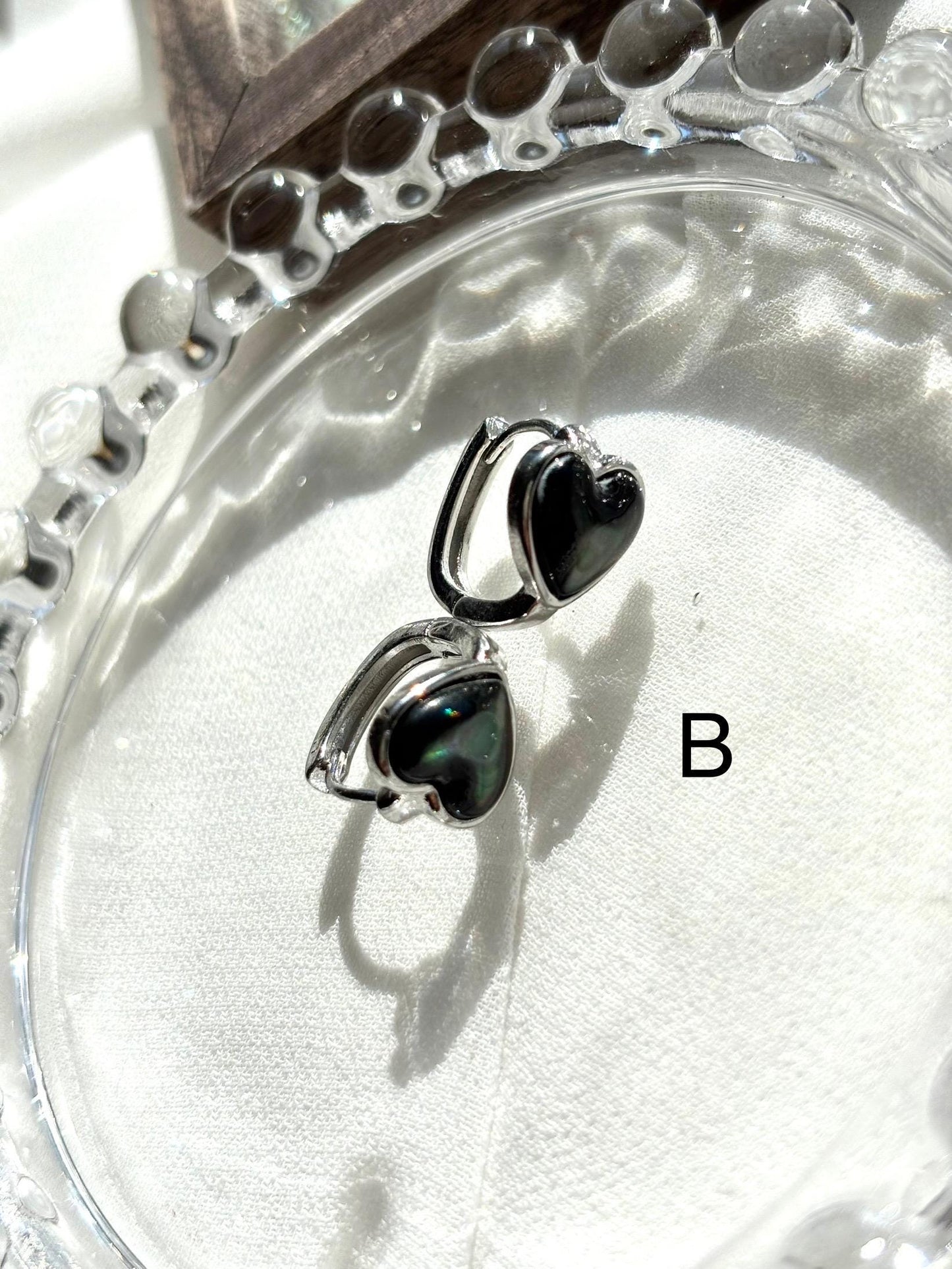 Elegant Heart-Shaped Black Mother of Pearl Huggie Earrings – White Shine & Full Black Designs