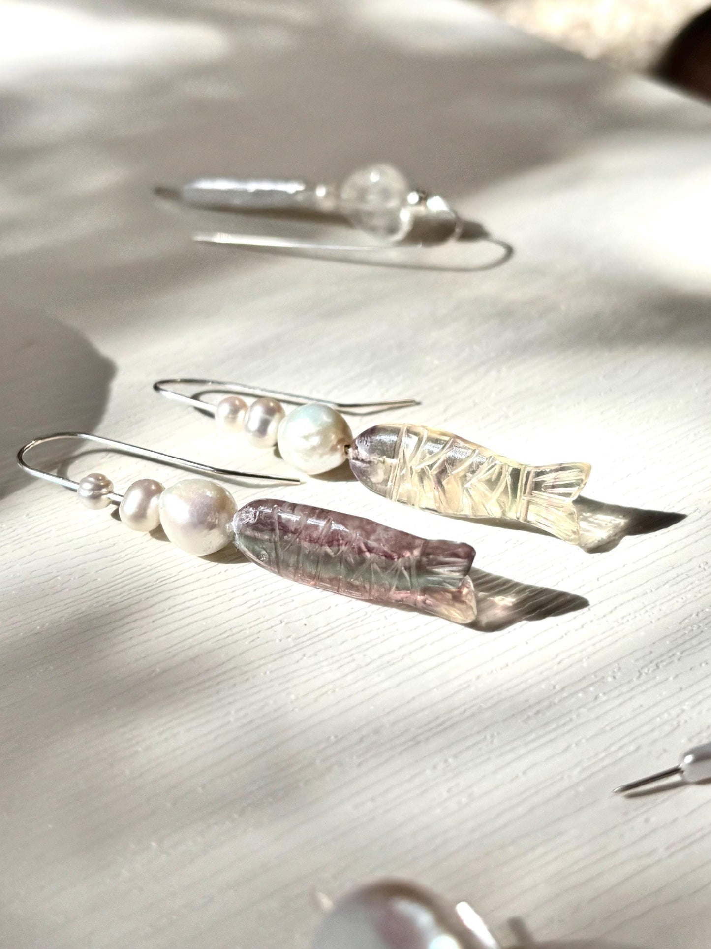 Bubble Breeze – Vertical Fish Earrings with Freshwater Pearls