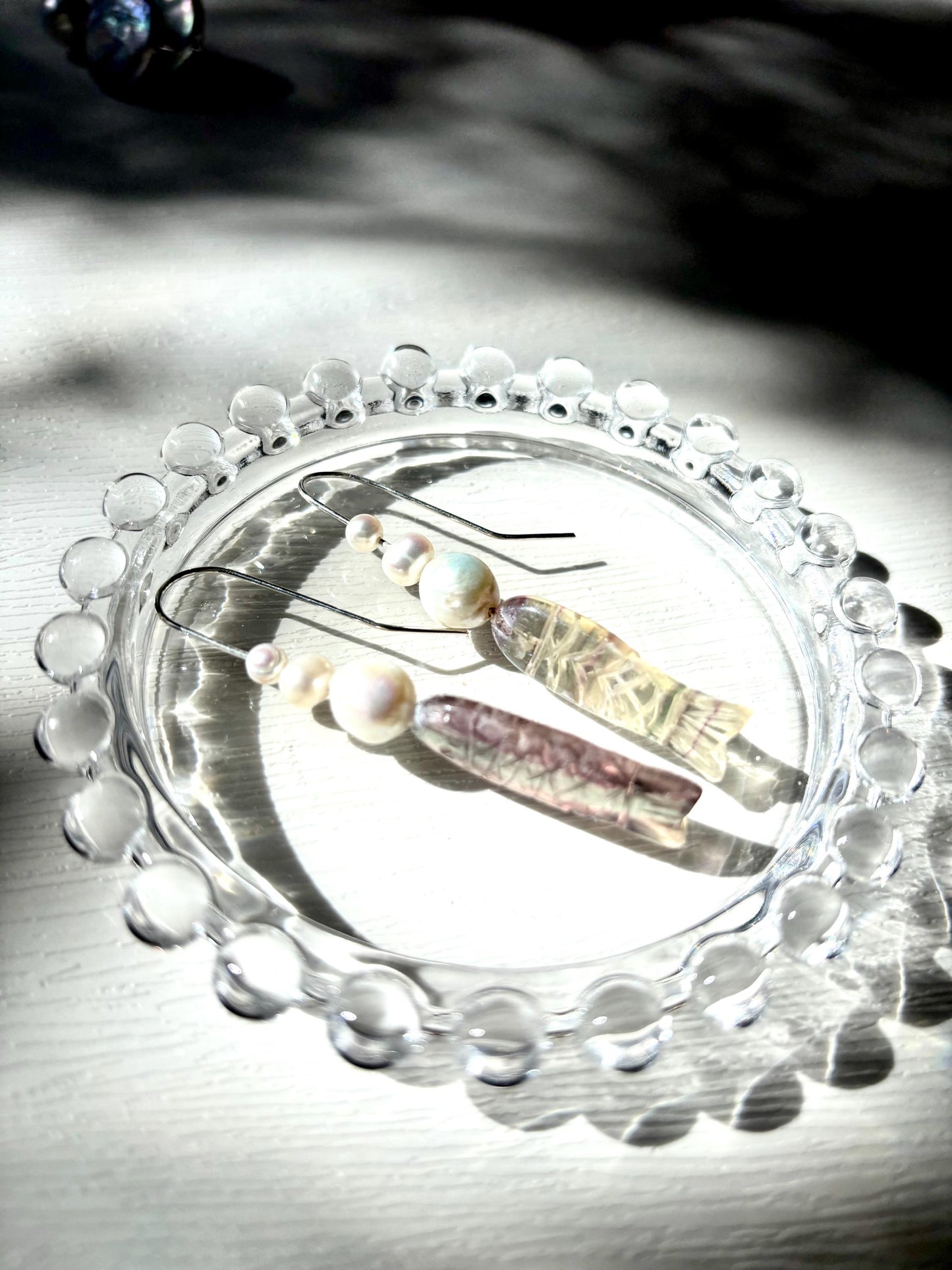 Bubble Breeze – Vertical Fish Earrings with Freshwater Pearls