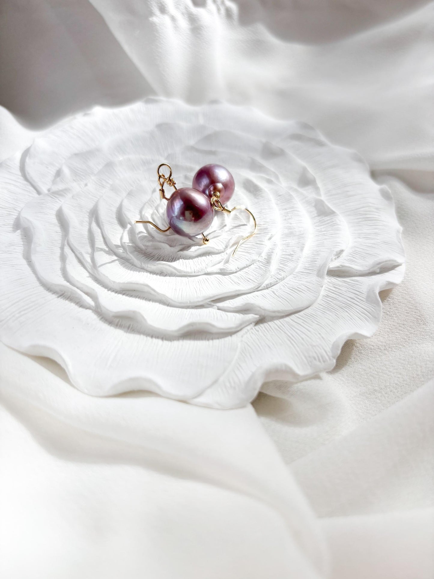 Blueberry Bubble Gum – Gold-Plated Edison Pearl Dangling Earrings