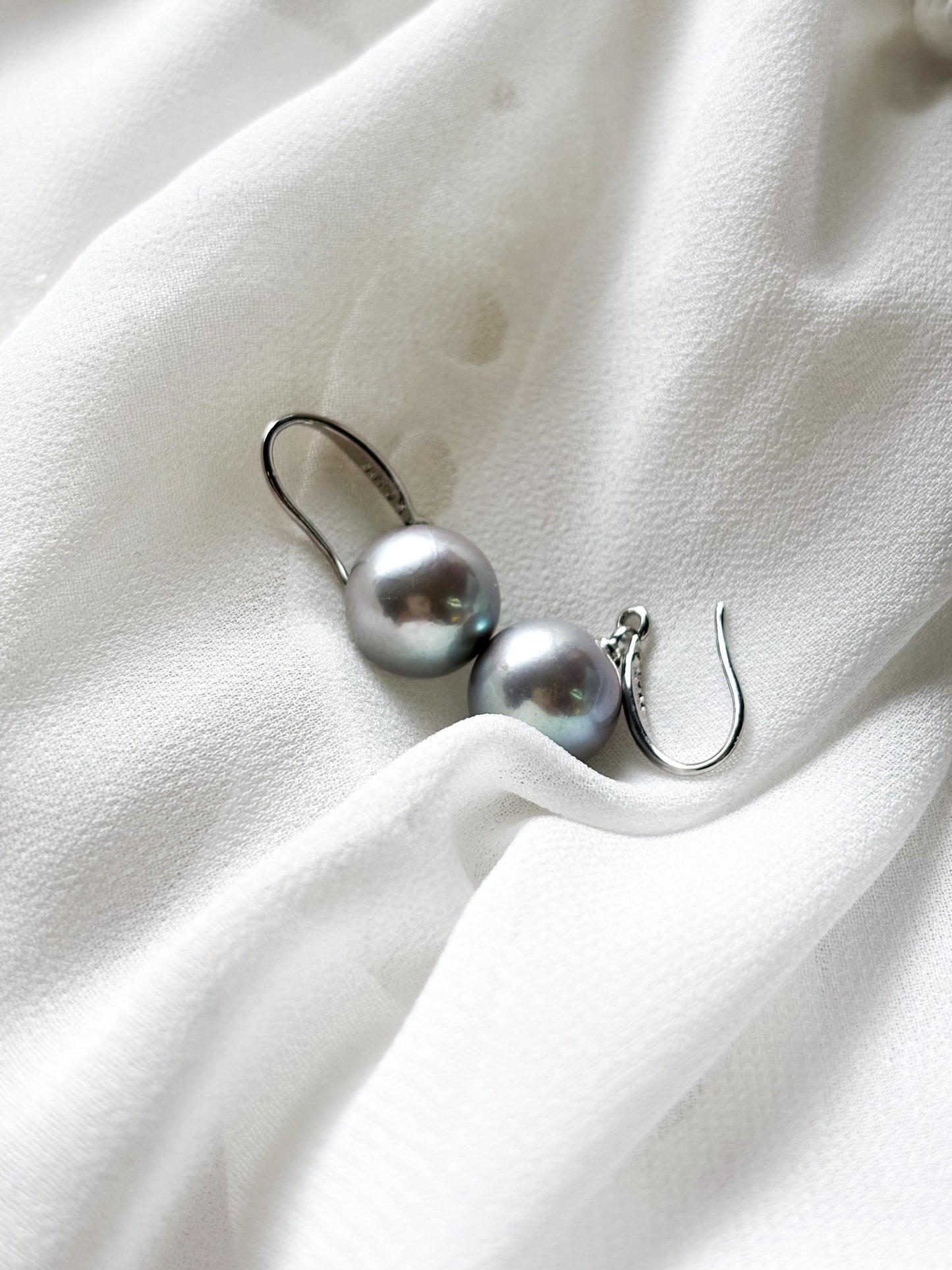 Silver Fern – 11mm Grey Baroque Pearl Drop Earrings