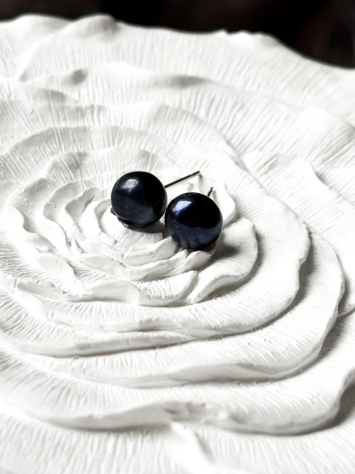 Midnight Vibe – 8mm Black Pearl Stud Earrings