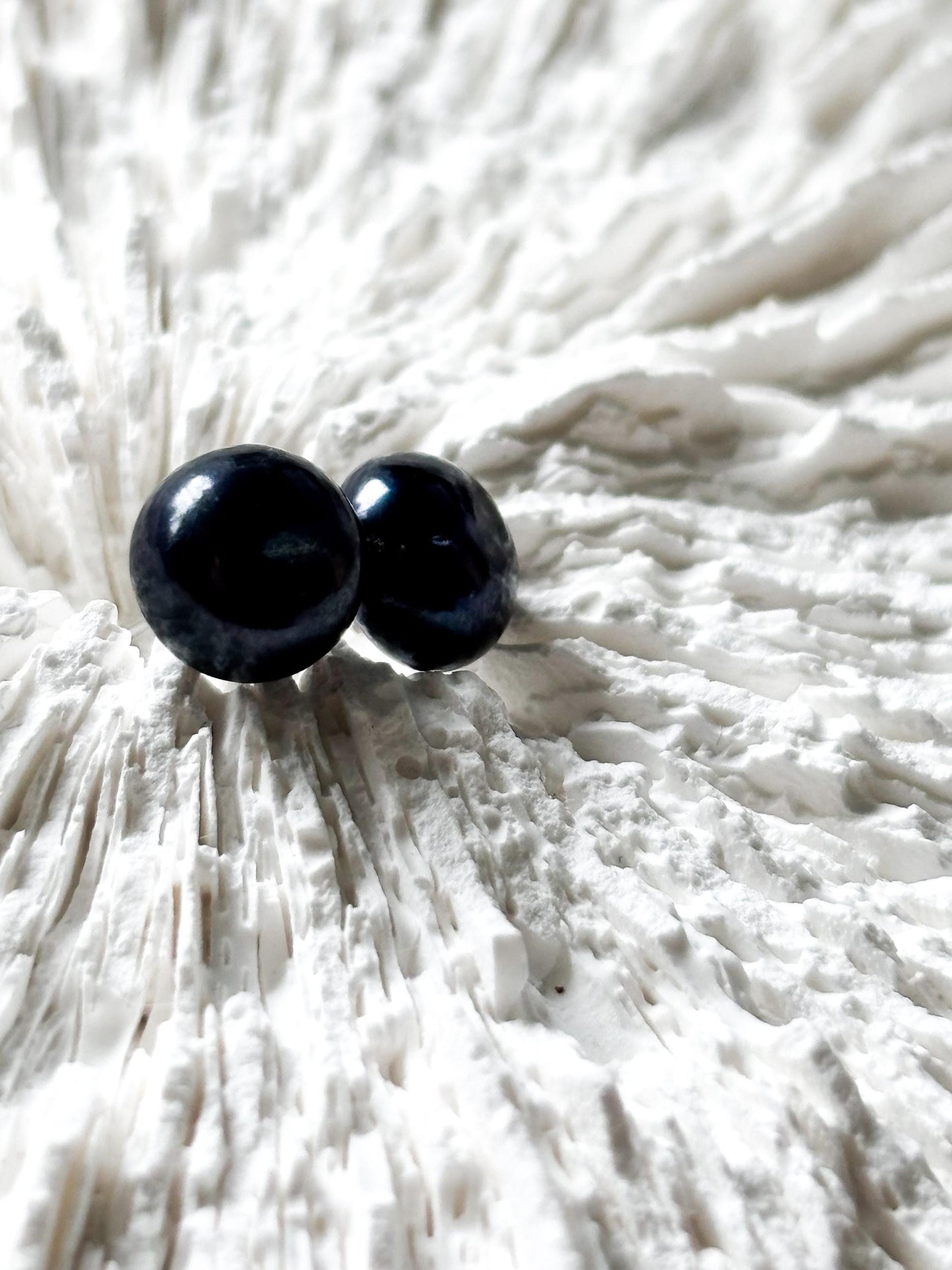 Midnight Vibe – 8mm Black Pearl Stud Earrings