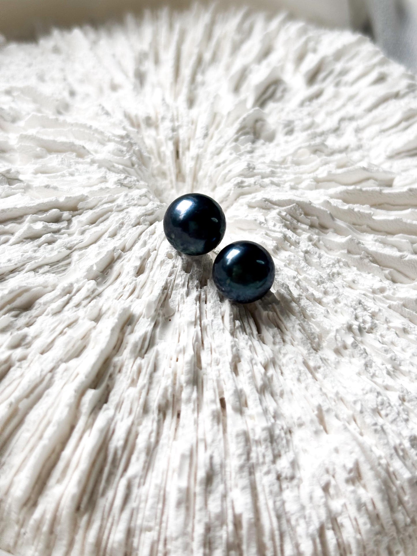 Indigo Pop – 7mm Dark Blue Pearl Stud Earrings