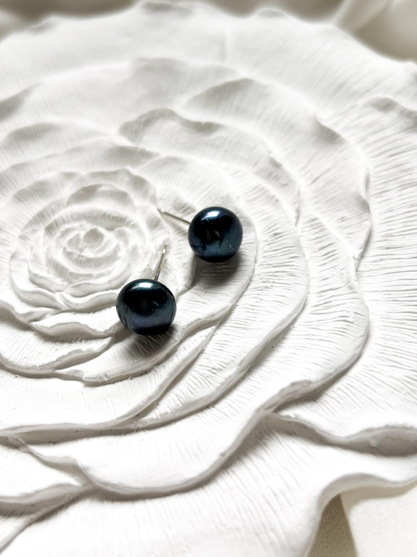 Indigo Pop – 7mm Dark Blue Pearl Stud Earrings