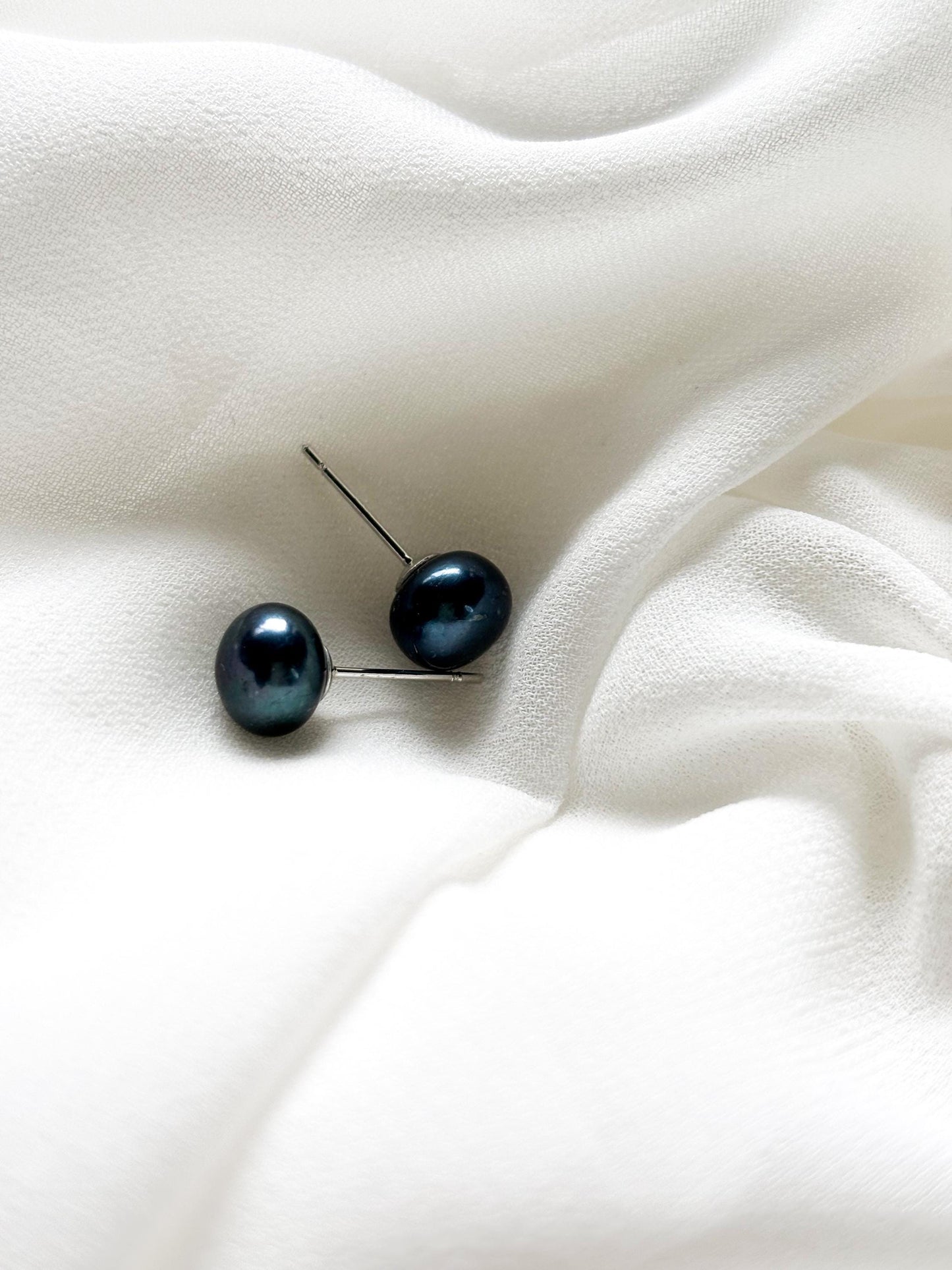 Indigo Pop – 7mm Dark Blue Pearl Stud Earrings