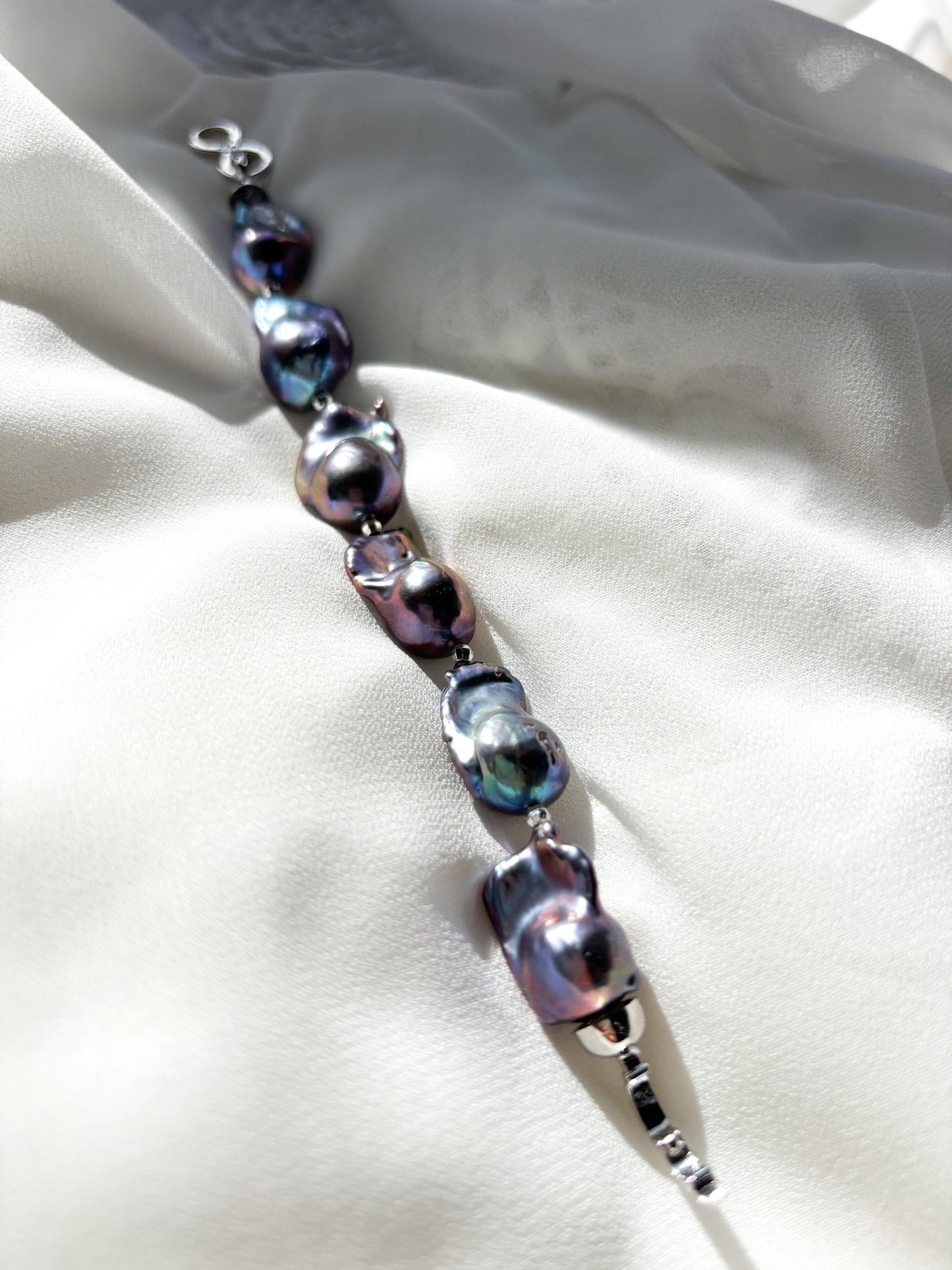 Ocean's Embrace – Fish-Tail Baroque Pearl Bracelet