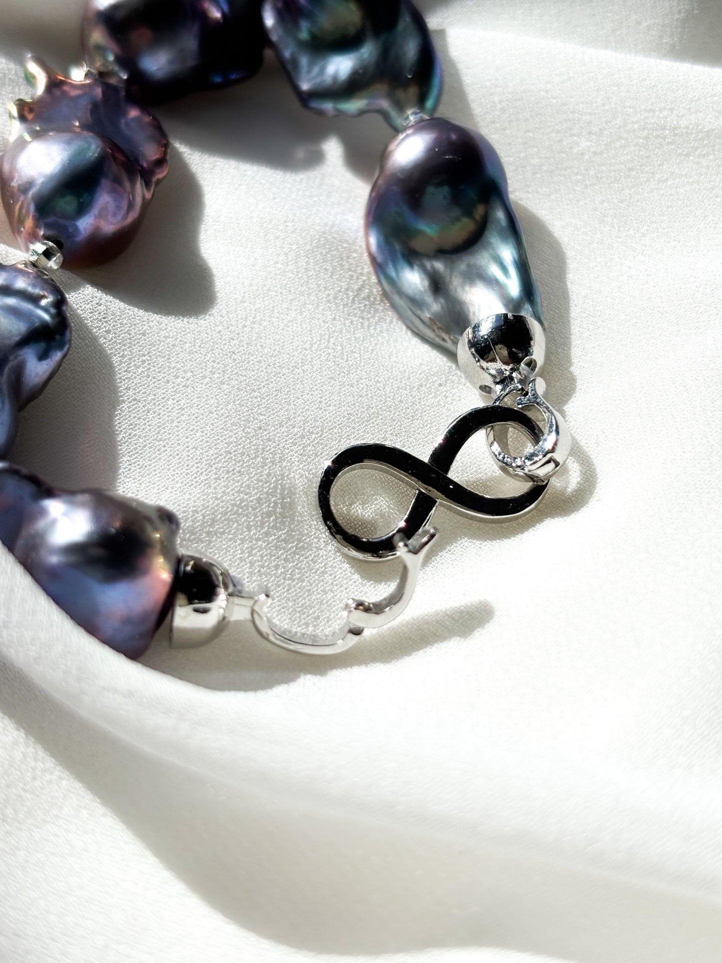 Ocean's Embrace – Fish-Tail Baroque Pearl Bracelet