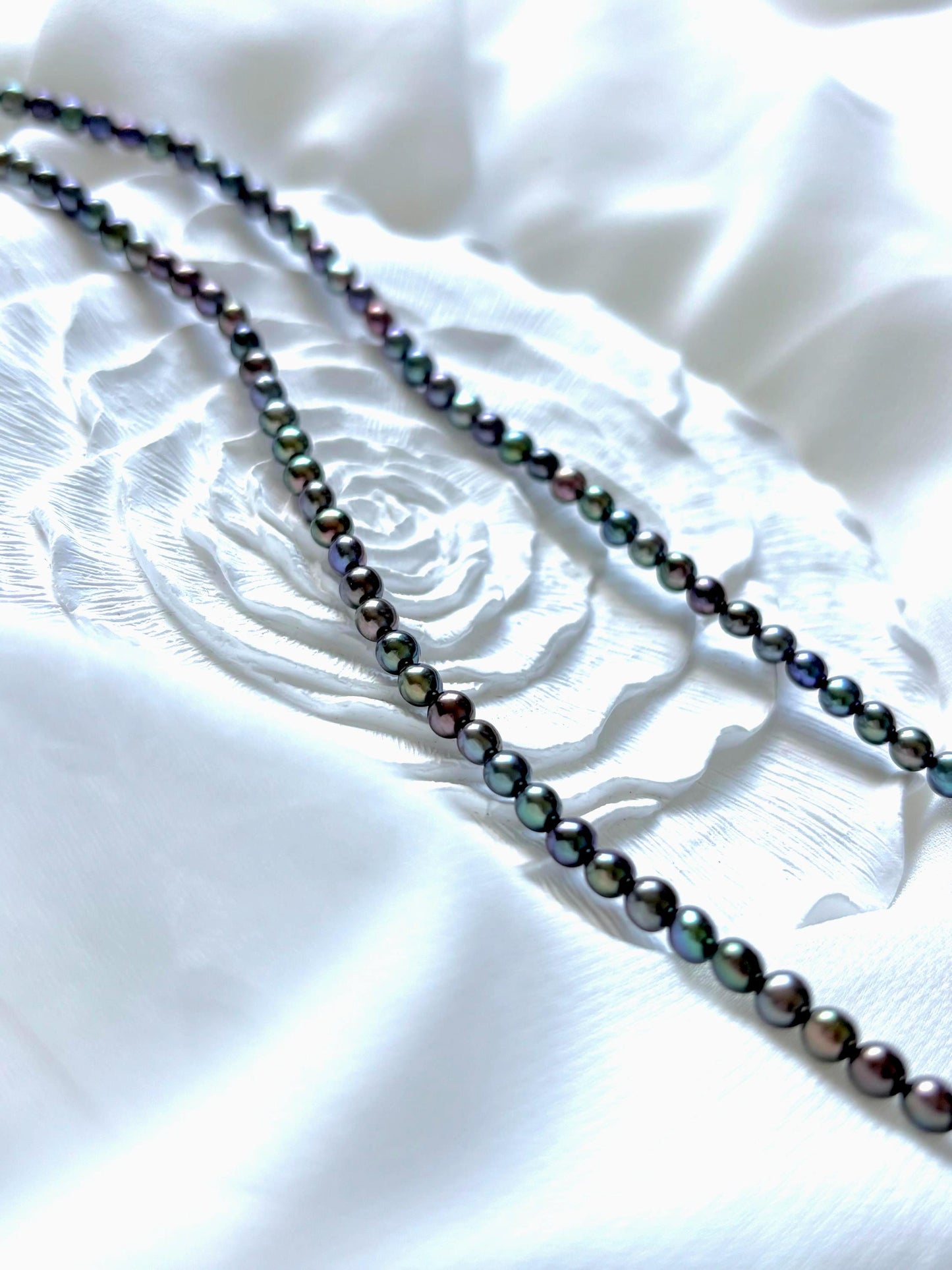 Tahiti Pearl Necklace – 4mm Beads with Dark Green, Blue, and Purple Iridescence, 40cm (AAA Luster)