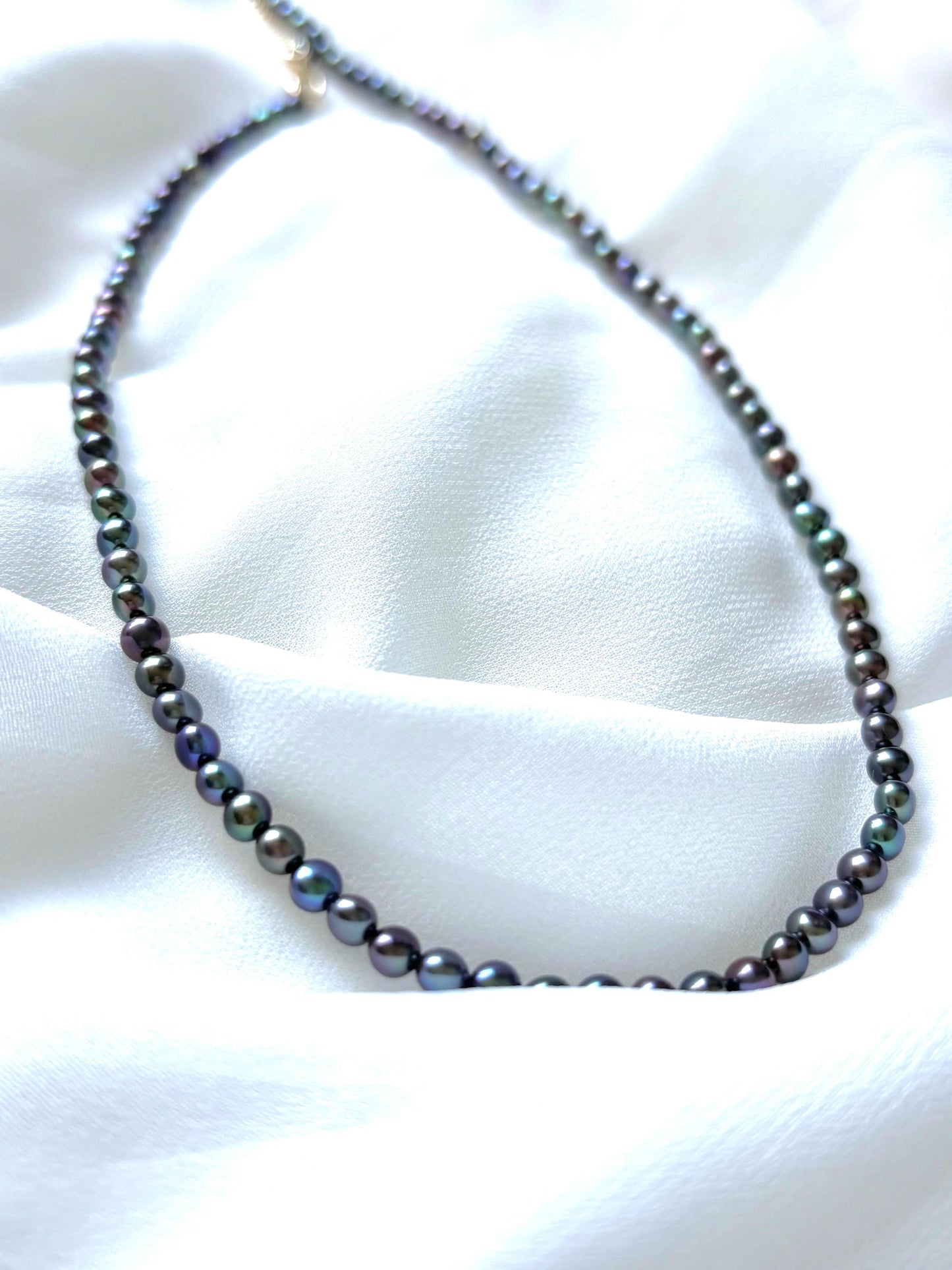 Tahiti Pearl Necklace – 4mm Beads with Dark Green, Blue, and Purple Iridescence, 40cm (AAA Luster)