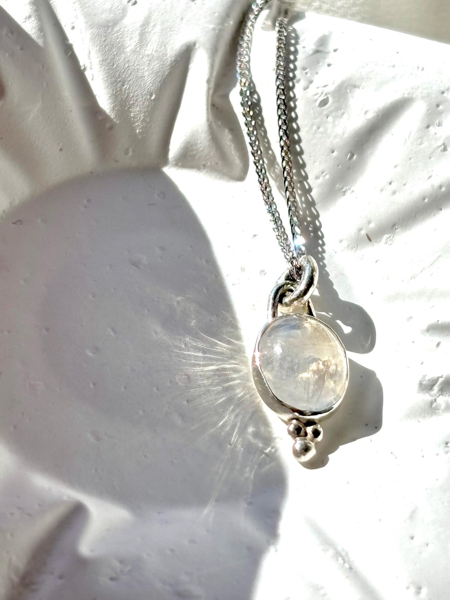 Lunar Glow – Oval Moonstone Vintage Pendant Necklace