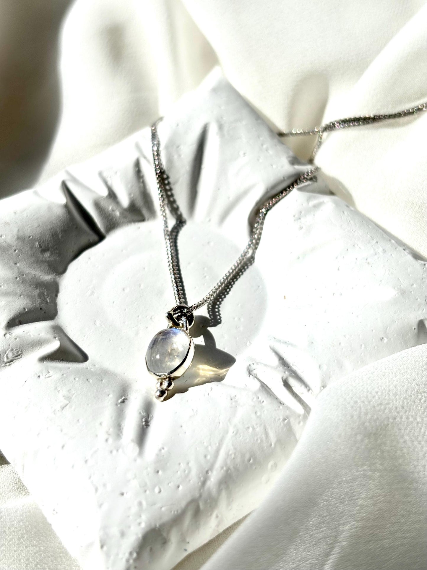 Lunar Glow – Oval Moonstone Vintage Pendant Necklace