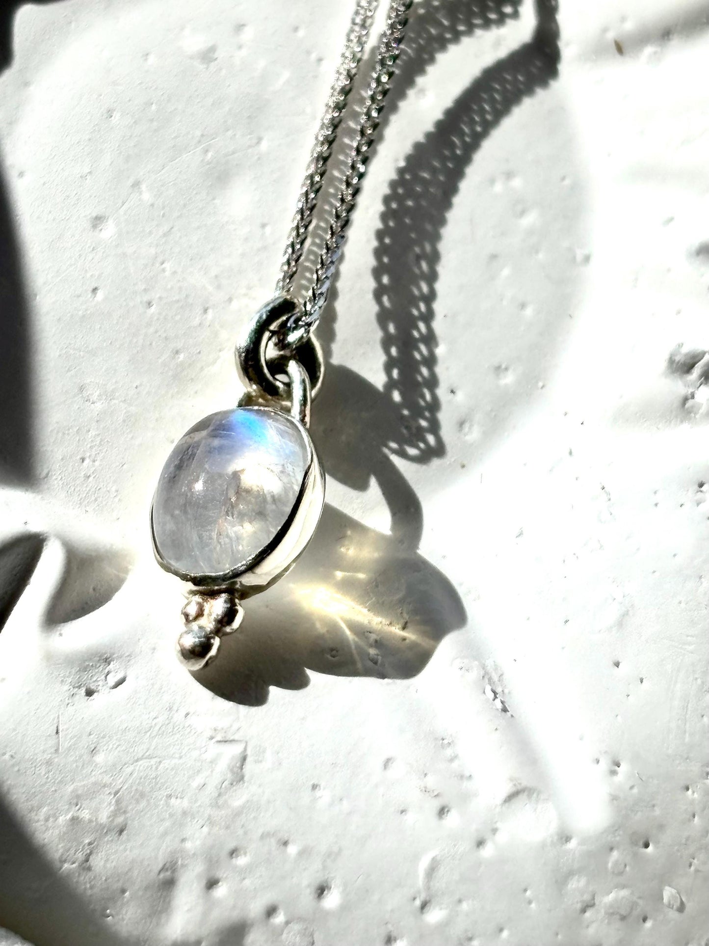 Lunar Glow – Oval Moonstone Vintage Pendant Necklace
