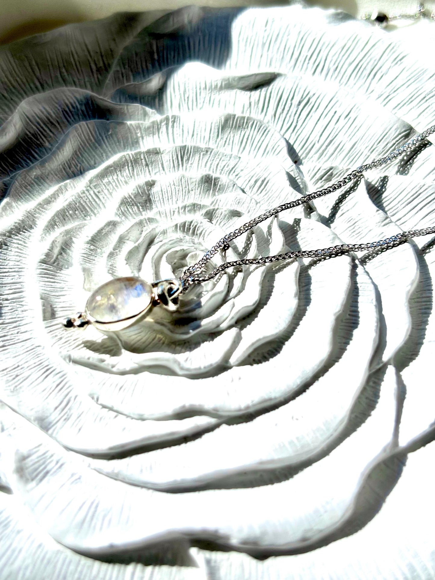 Lunar Glow – Oval Moonstone Vintage Pendant Necklace