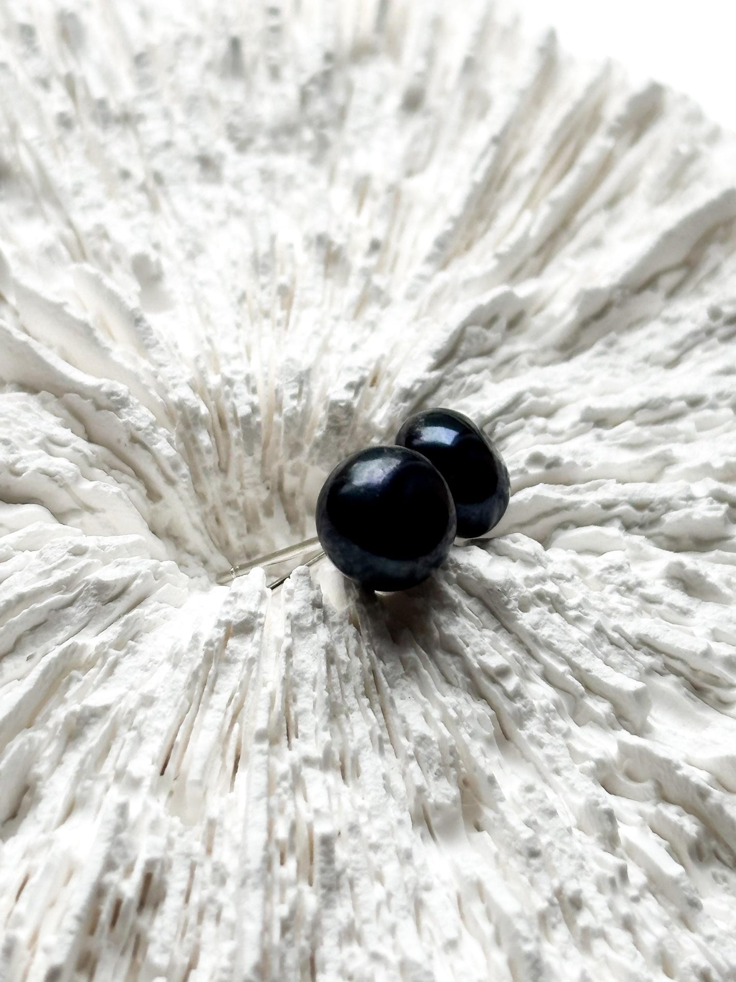 Midnight Vibe – 8mm Black Pearl Stud Earrings