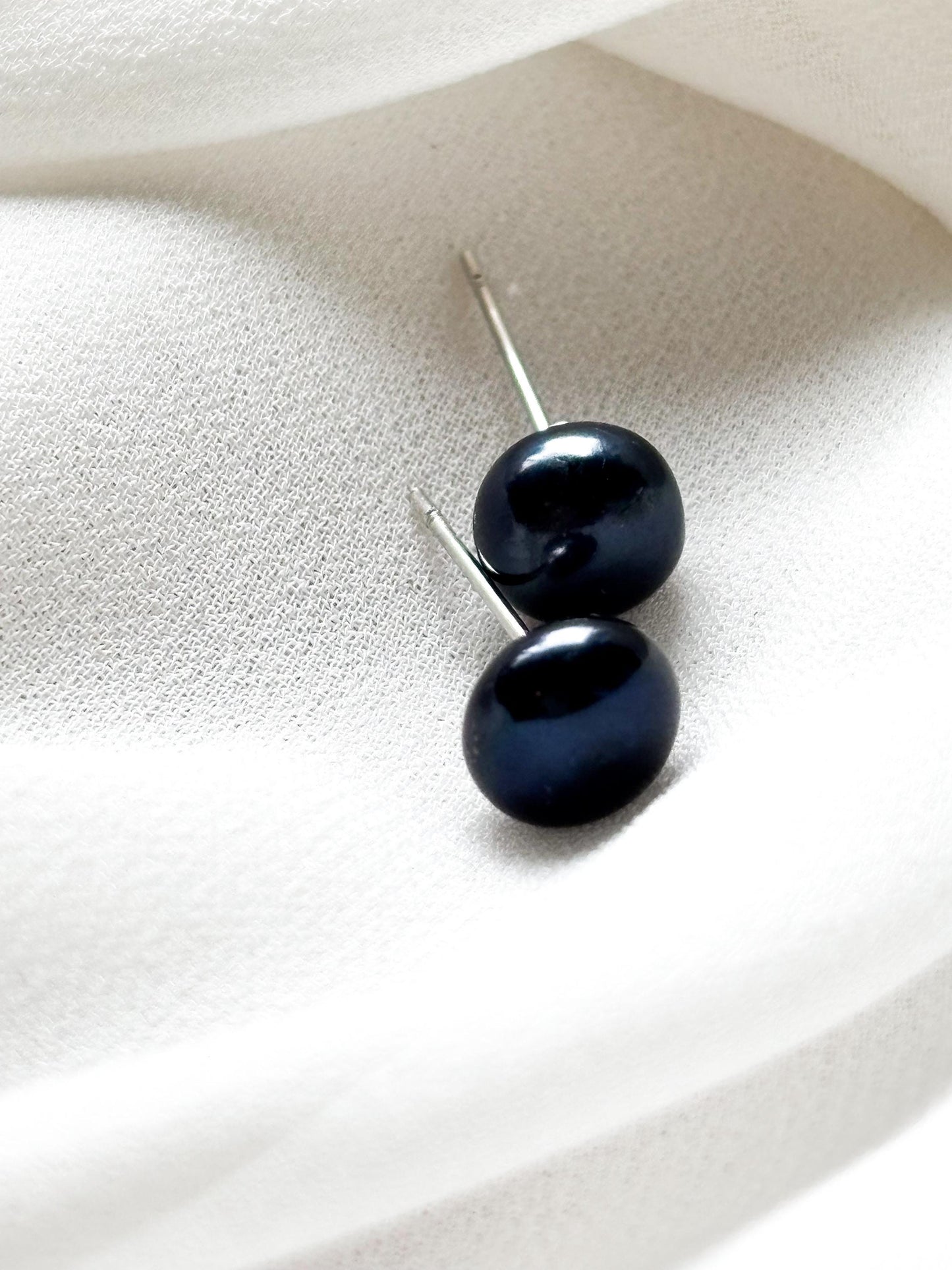 Midnight Vibe – 8mm Black Pearl Stud Earrings