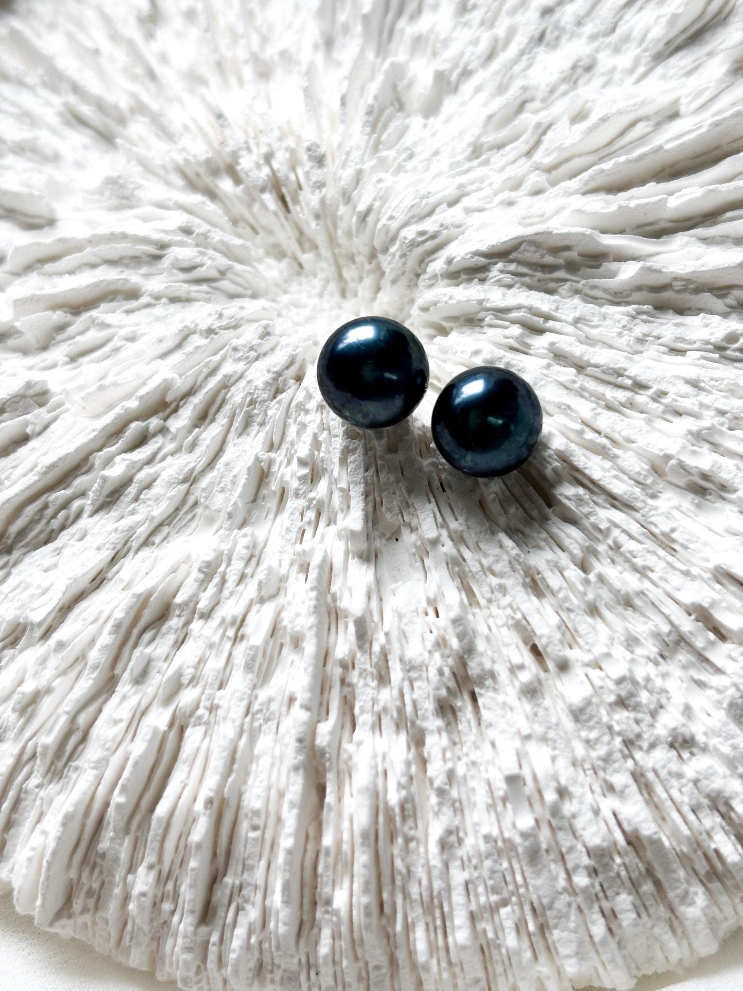 Indigo Pop – 7mm Dark Blue Pearl Stud Earrings