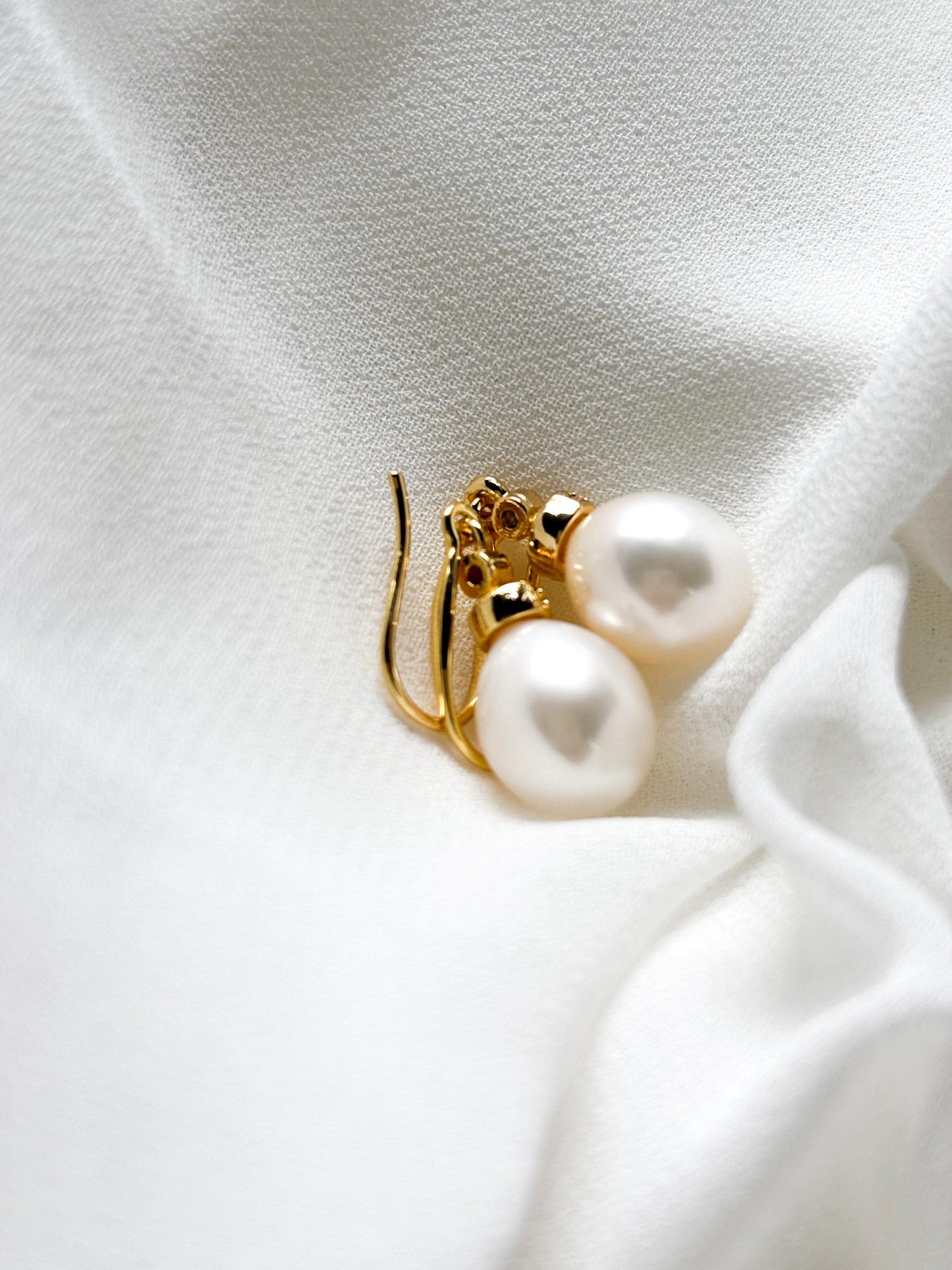 Celeste Glow – White Oval Pearl & Zircon Drop Earrings