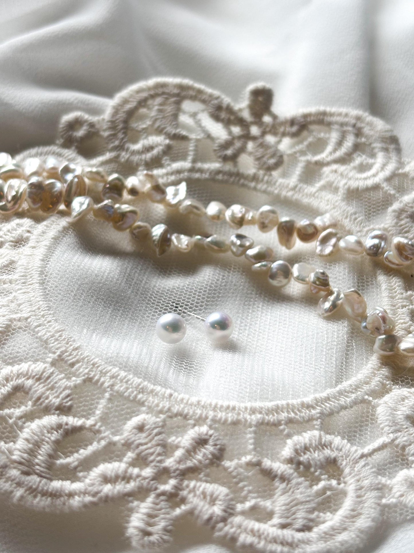 White Baroque Petal Pearl Choker & Classic Pearl Studs