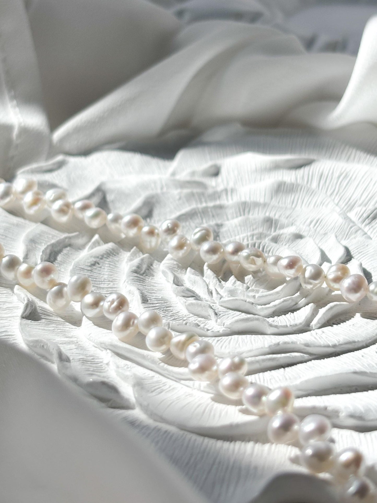 Snow Petal – Staggered White Freshwater Pearl Necklace