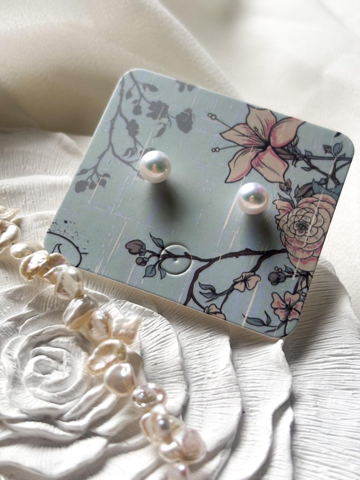 White Baroque Petal Pearl Choker & Classic Pearl Studs