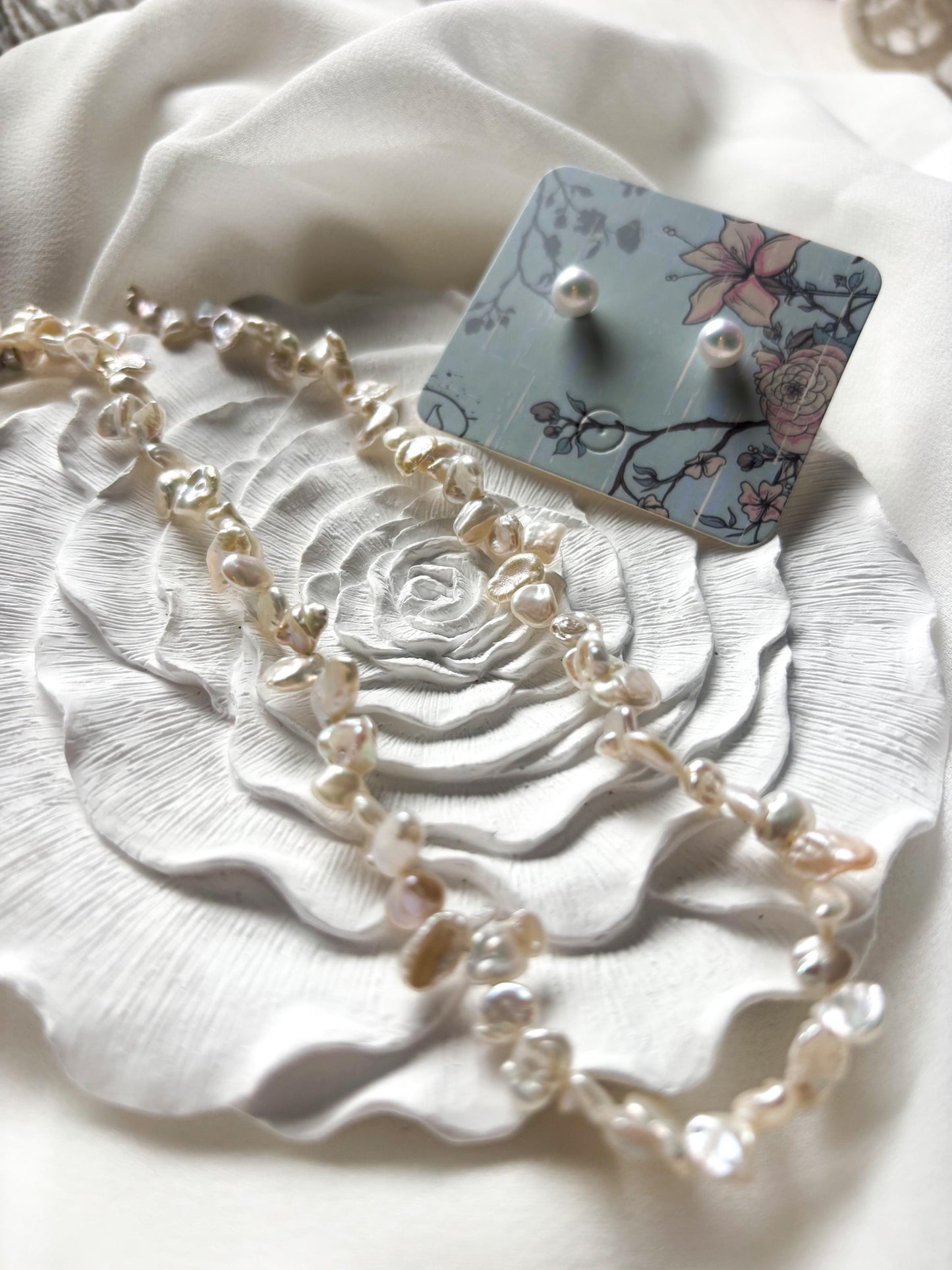 White Baroque Petal Pearl Choker & Classic Pearl Studs