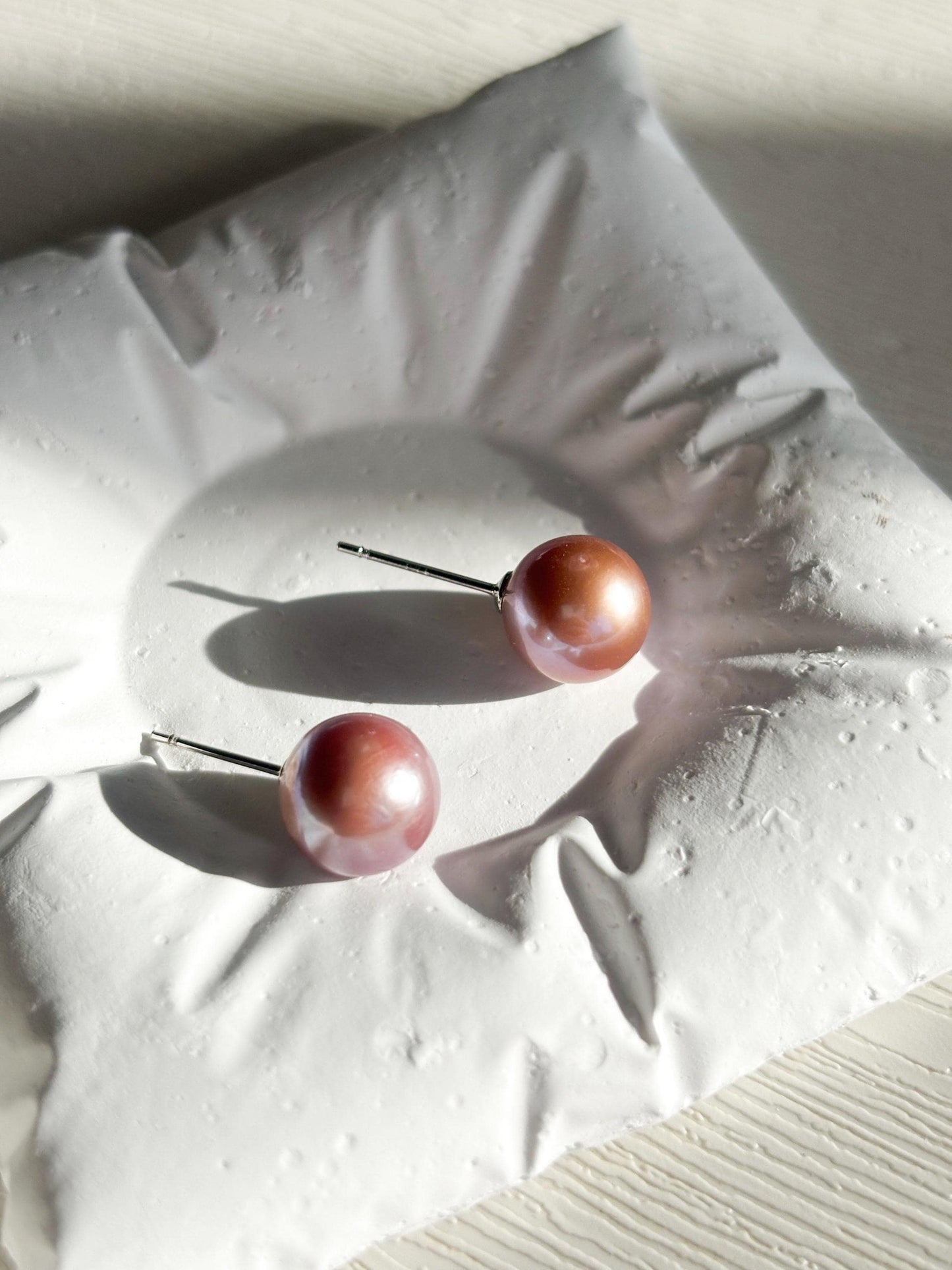 Lavender Roast – Color-Shifting Pearl Stud Earrings