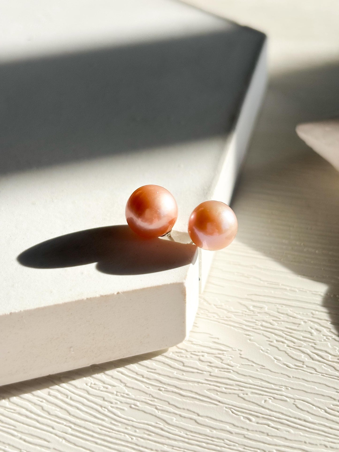 Ember Drizzle – Soft Orange Glow Pearl Stud Earrings