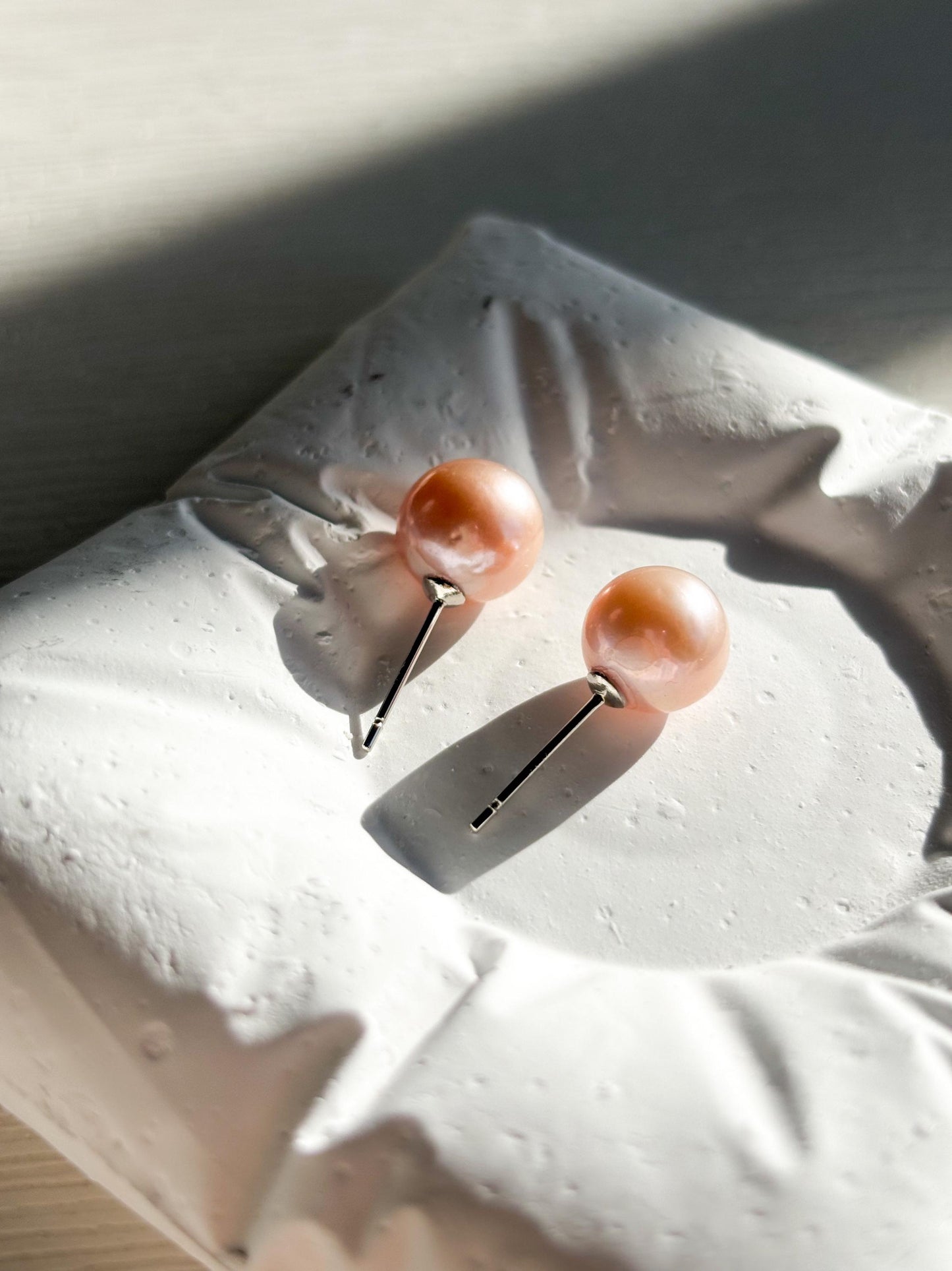 Ember Drizzle – Soft Orange Glow Pearl Stud Earrings