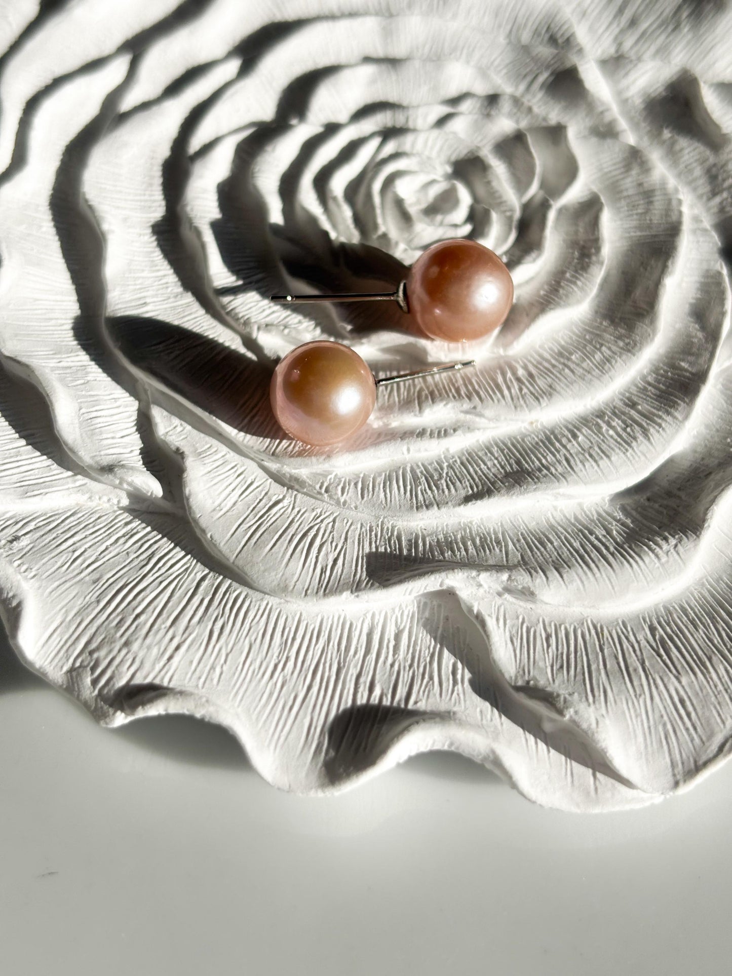 Ember Drizzle – Soft Orange Glow Pearl Stud Earrings