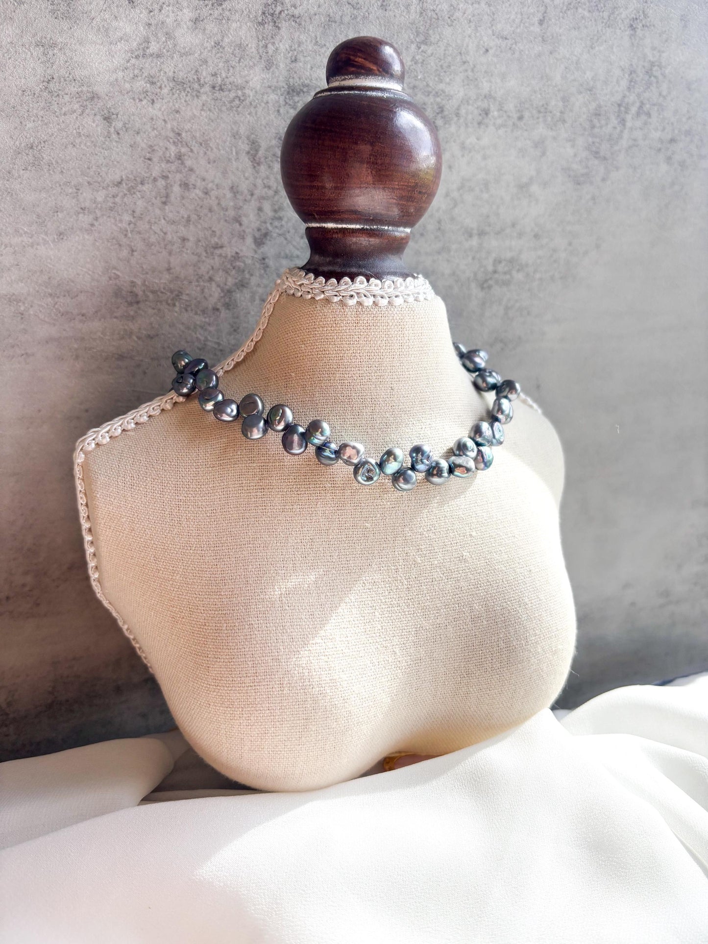Silver Wreath – Irregular Smoky Dark Silver Pearl Necklace