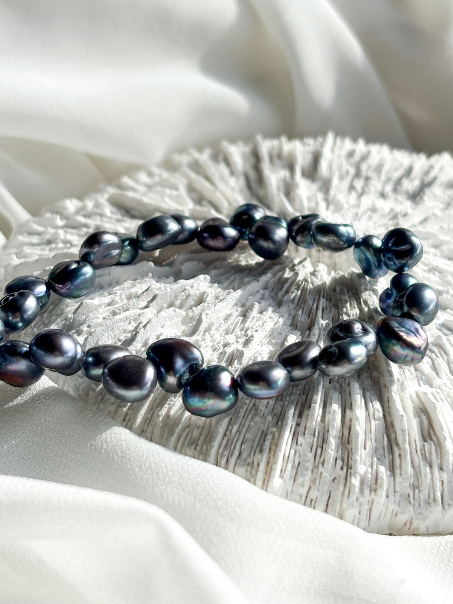 Silver Wreath – Irregular Smoky Dark Silver Pearl Necklace
