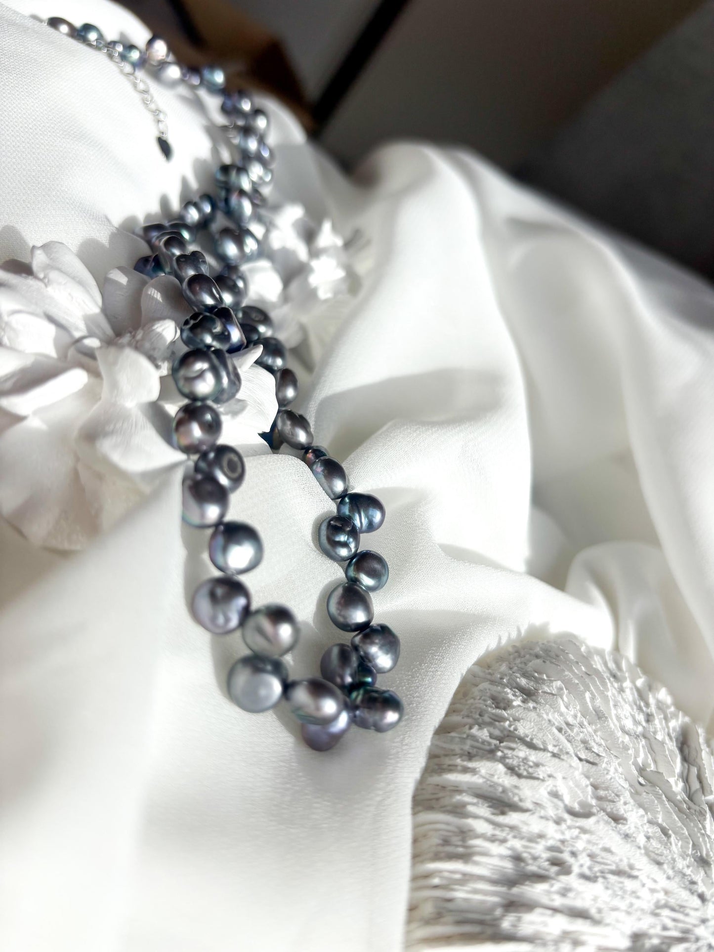 Silver Wreath – Irregular Smoky Dark Silver Pearl Necklace