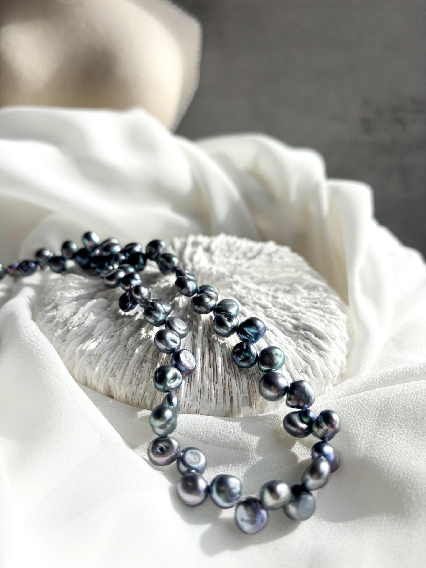 Silver Wreath – Irregular Smoky Dark Silver Pearl Necklace