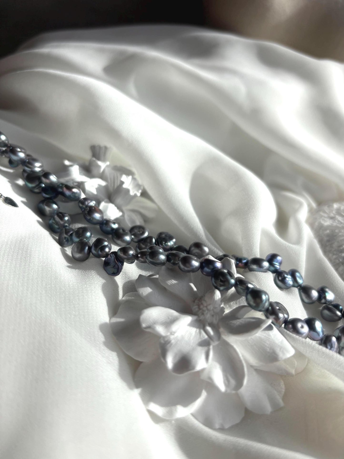 Silver Wreath – Irregular Smoky Dark Silver Pearl Necklace