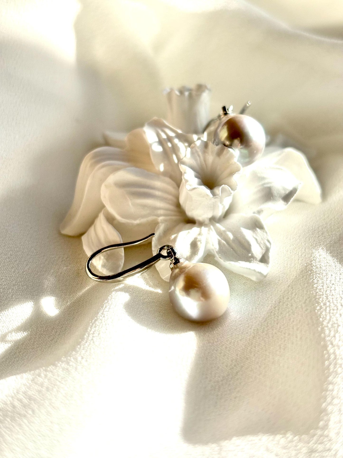 Silver Fern – Grey Baroque Teardrop Pearl Drop Earrings